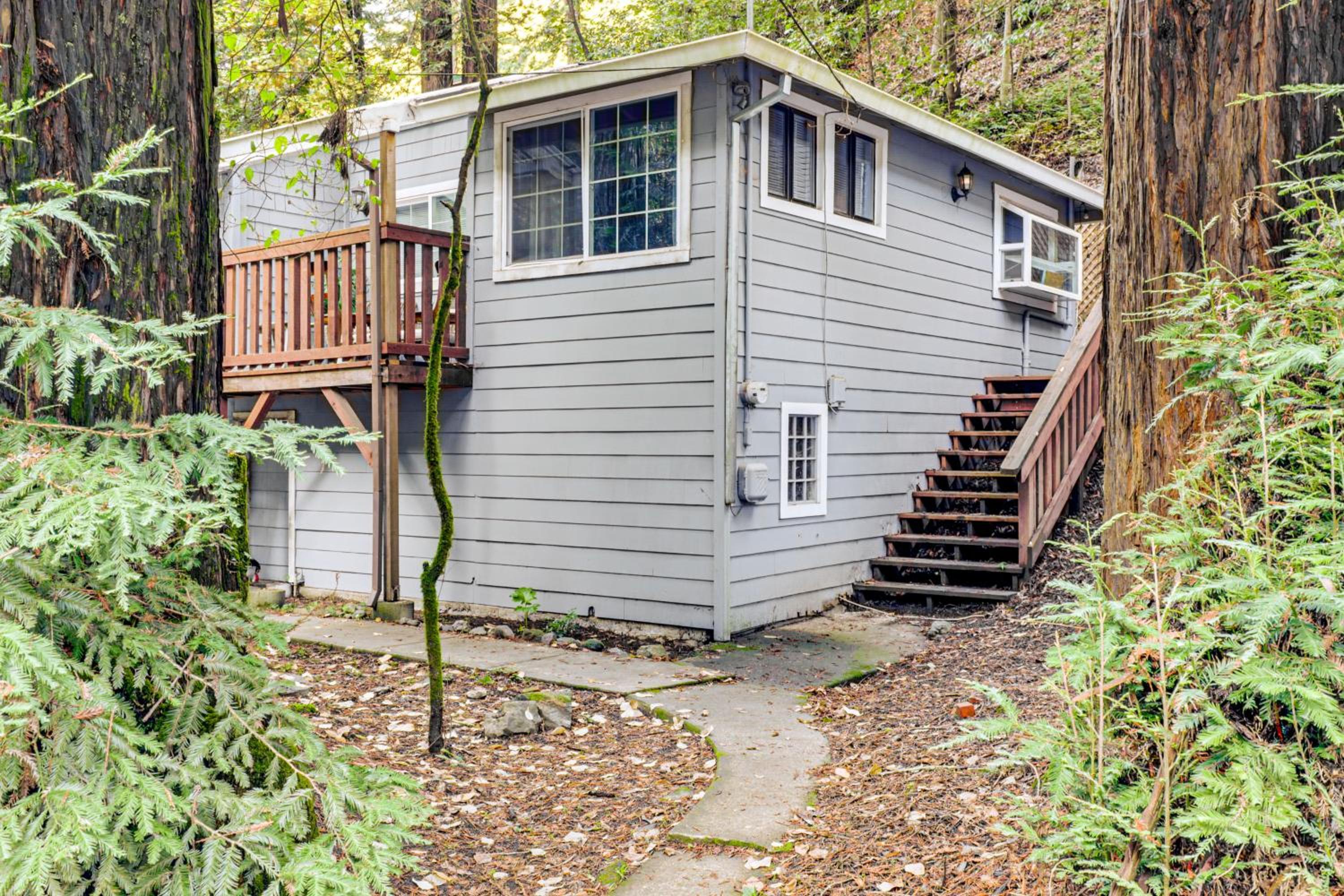 Russian River Retreat! Woodsy Guerneville Bungalow