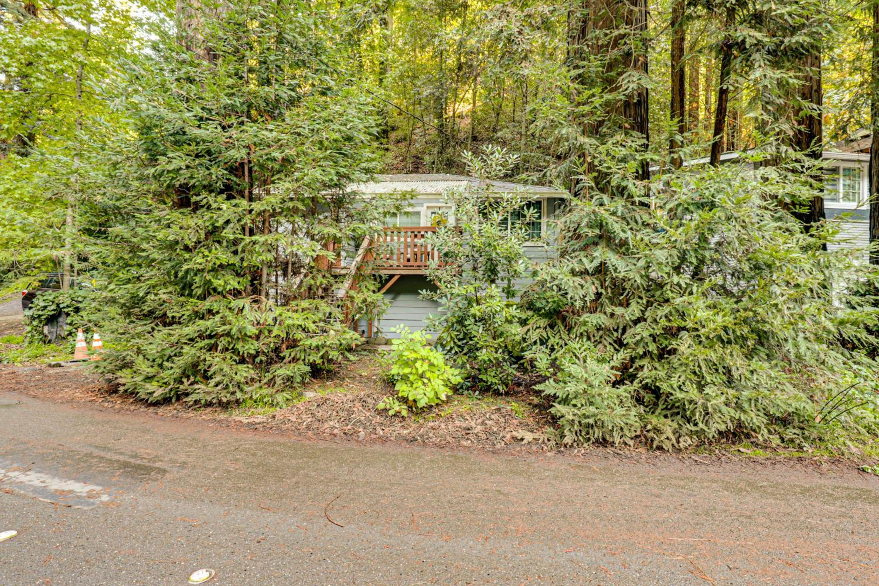 Russian River Retreat! Woodsy Guerneville Bungalow