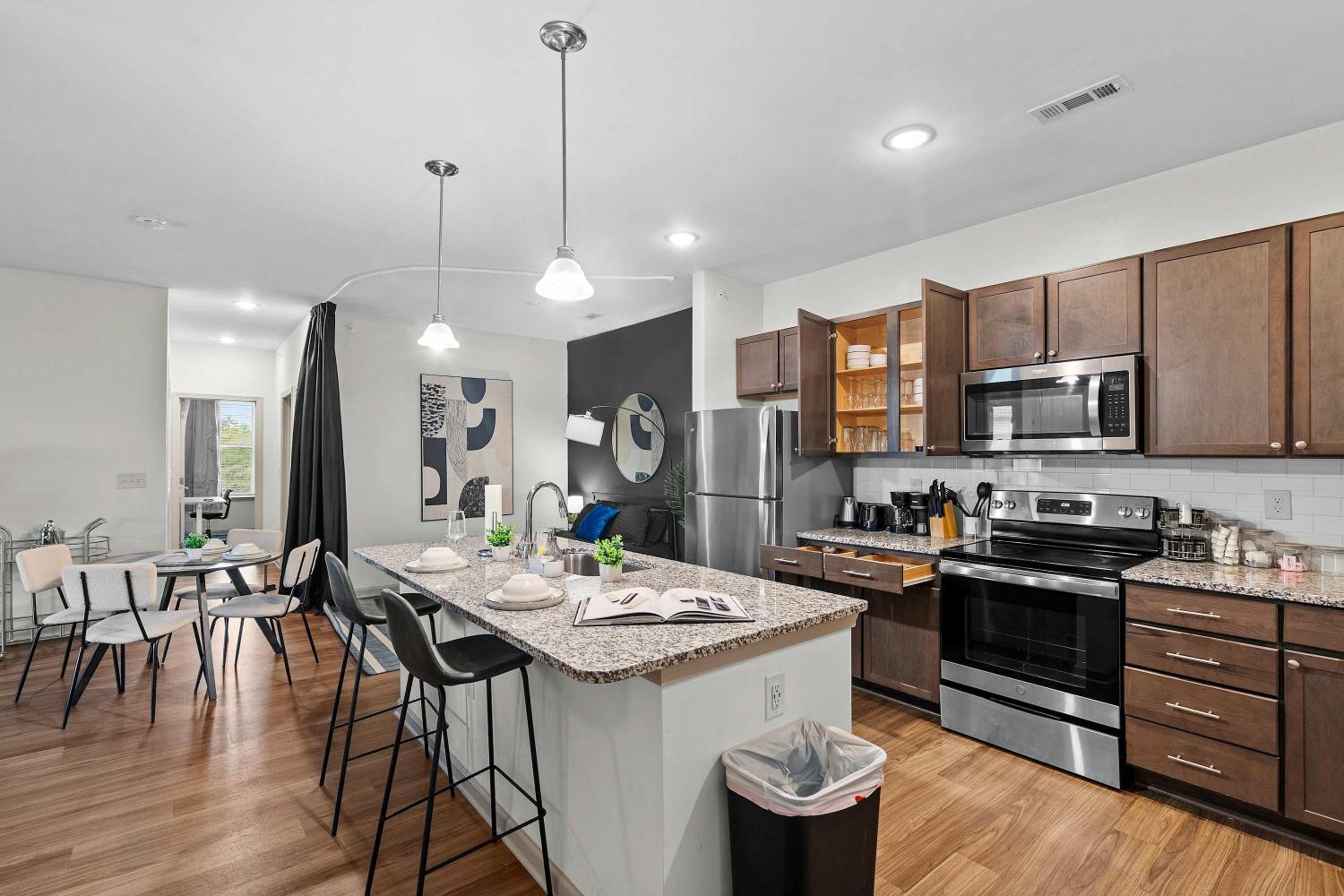 4BR King Bed Luxe Amenities Airport