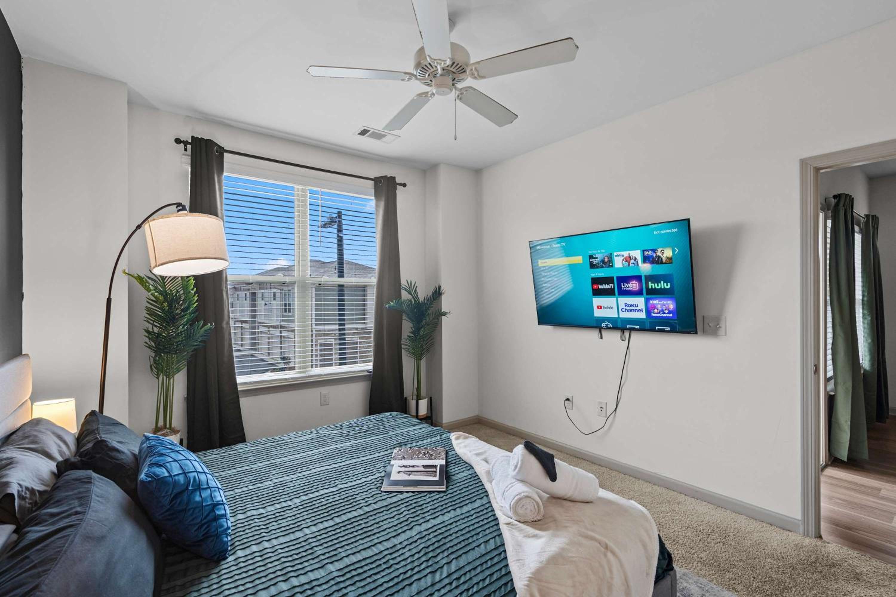 4BR King Bed Luxe Amenities Airport