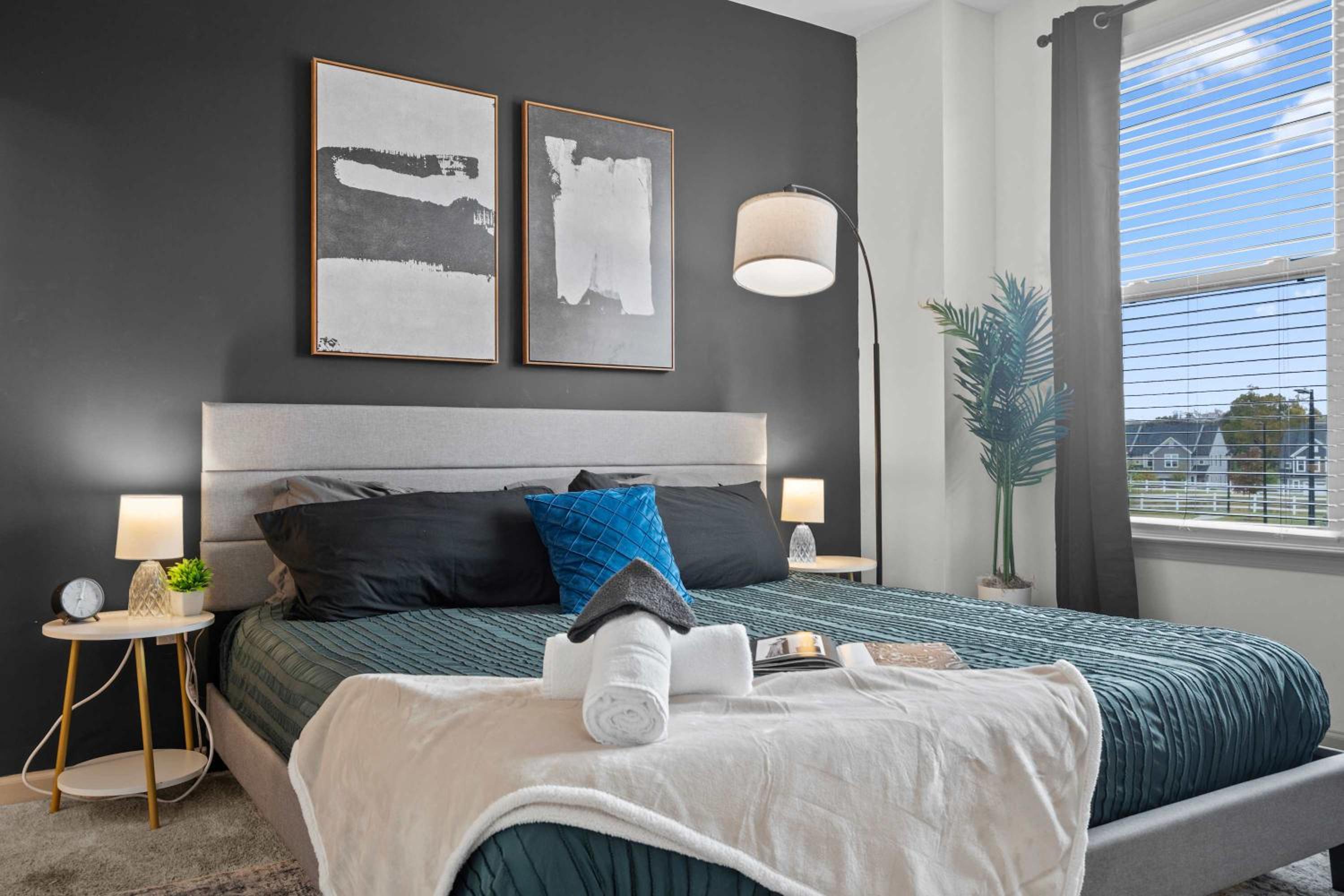 4BR King Bed Luxe Amenities Airport