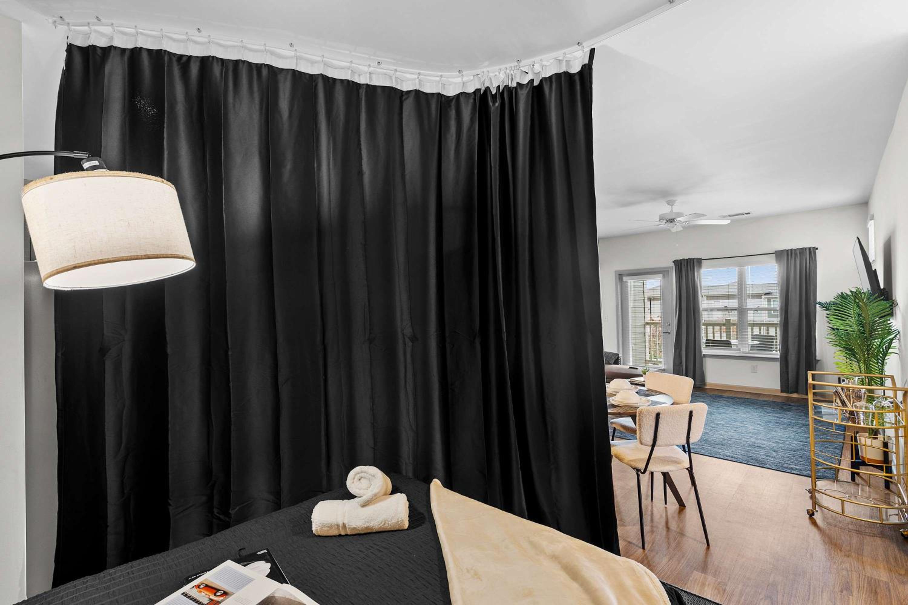 4BR King Bed Luxe Amenities Airport
