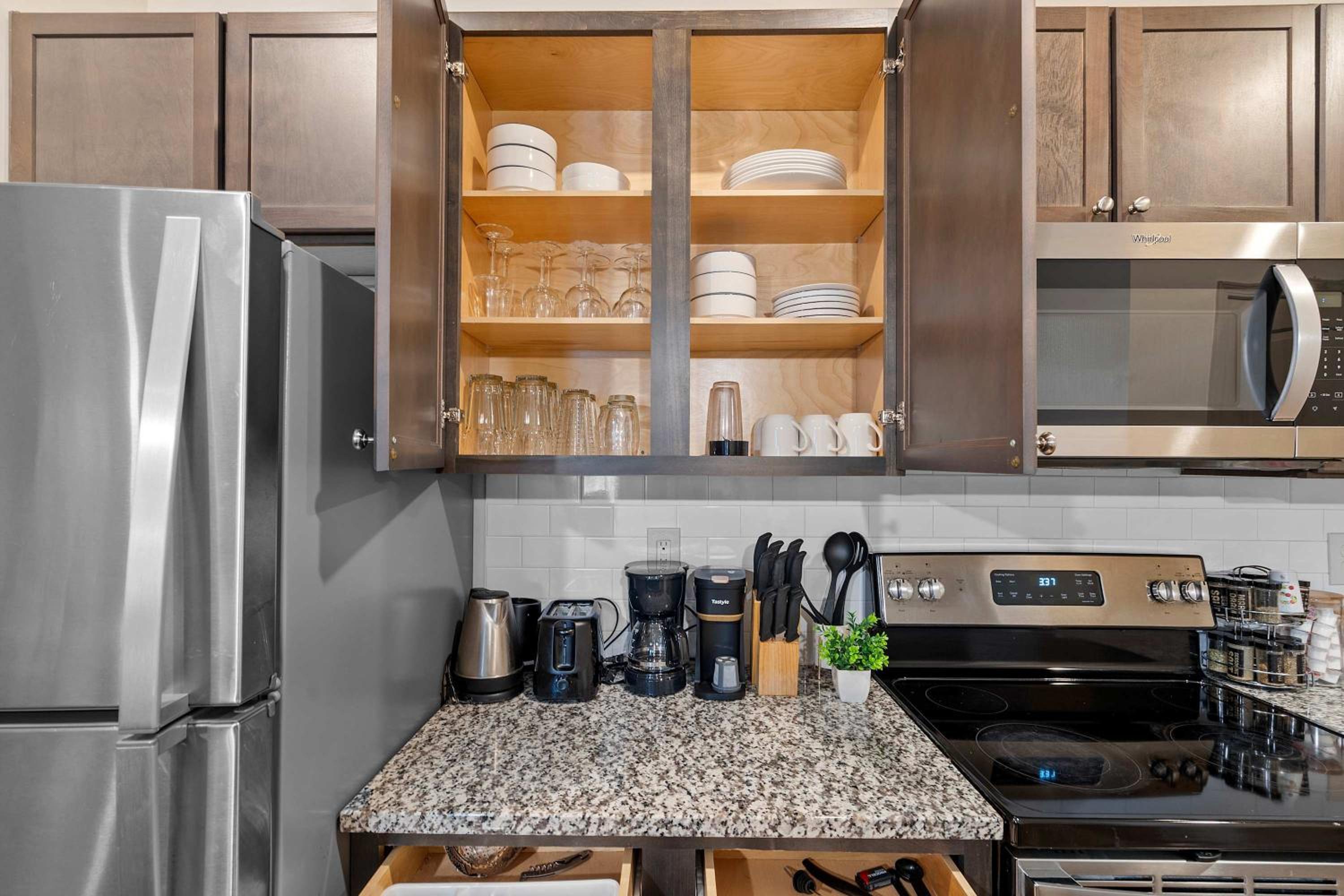 4BR King Bed Luxe Amenities Airport