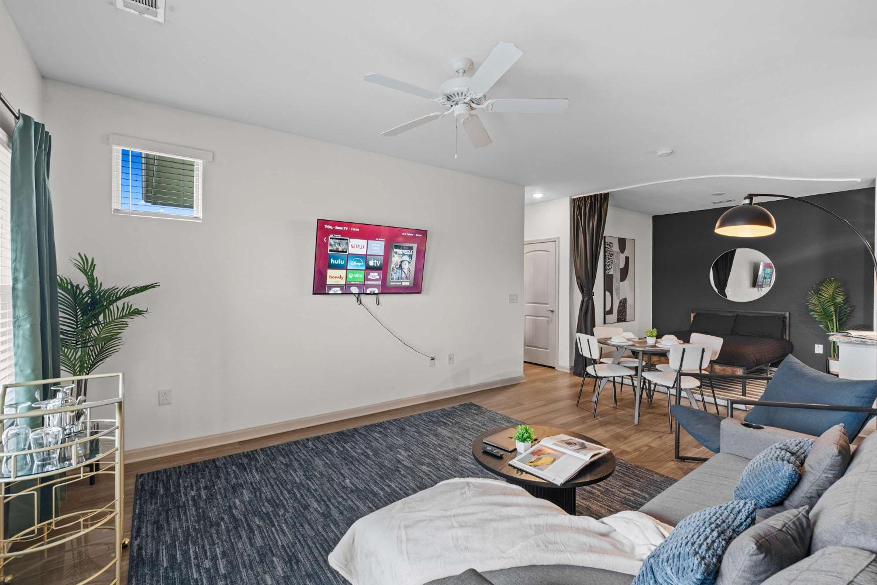 4BR King Bed Luxe Amenities Airport