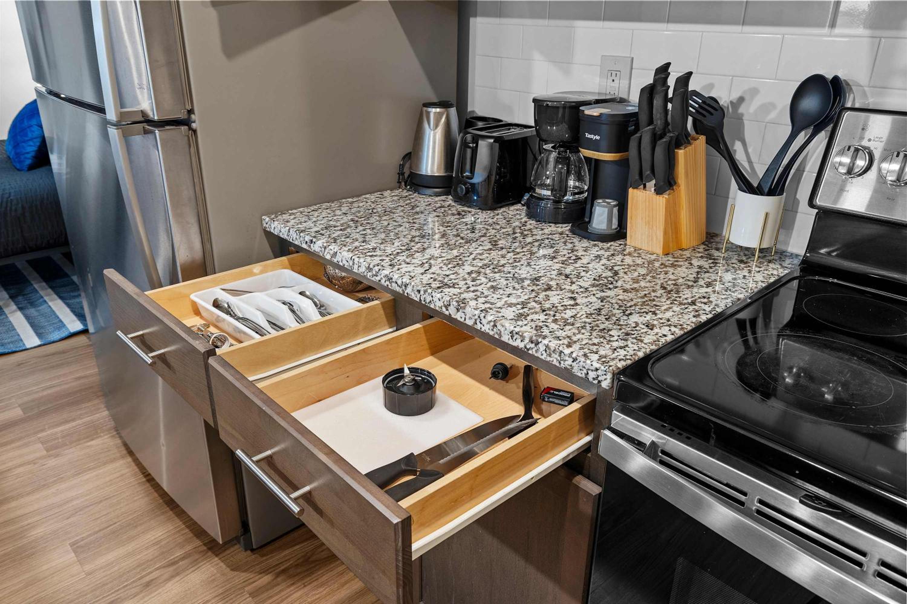 4BR King Bed Luxe Amenities Airport
