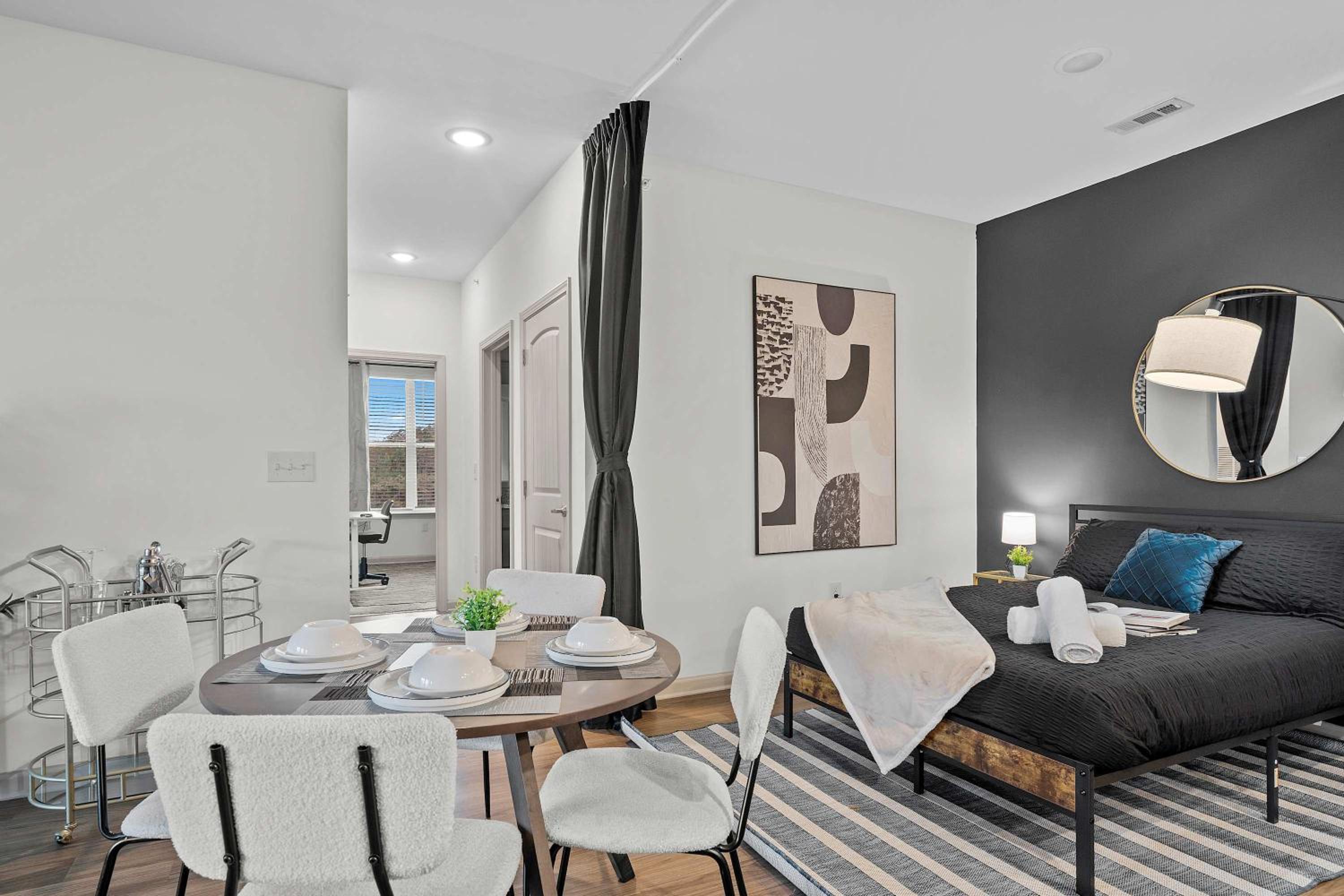 4BR King Bed Luxe Amenities Airport
