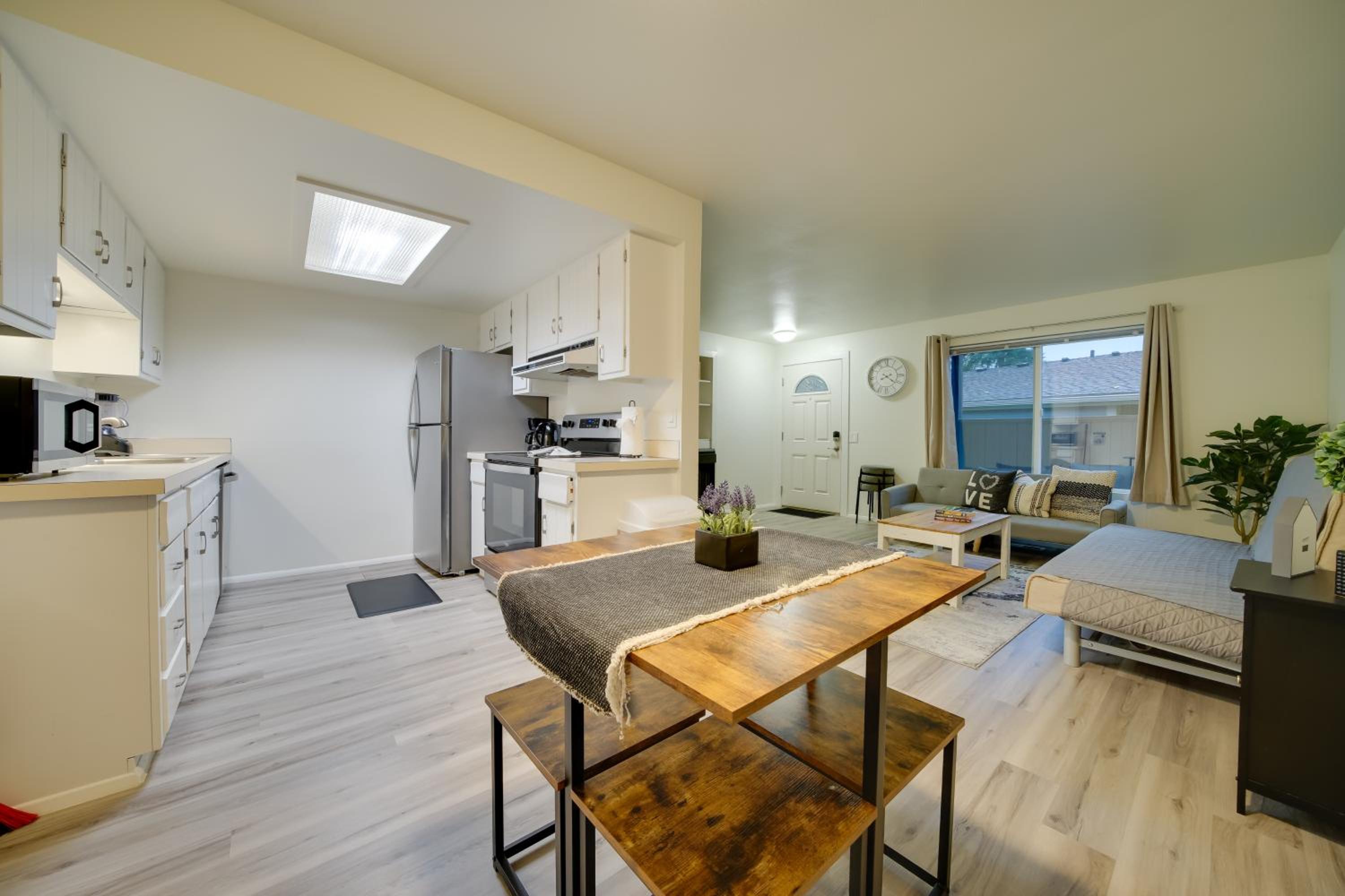 Eastside Tech Hub Home Base Near I-90 and Factoria!