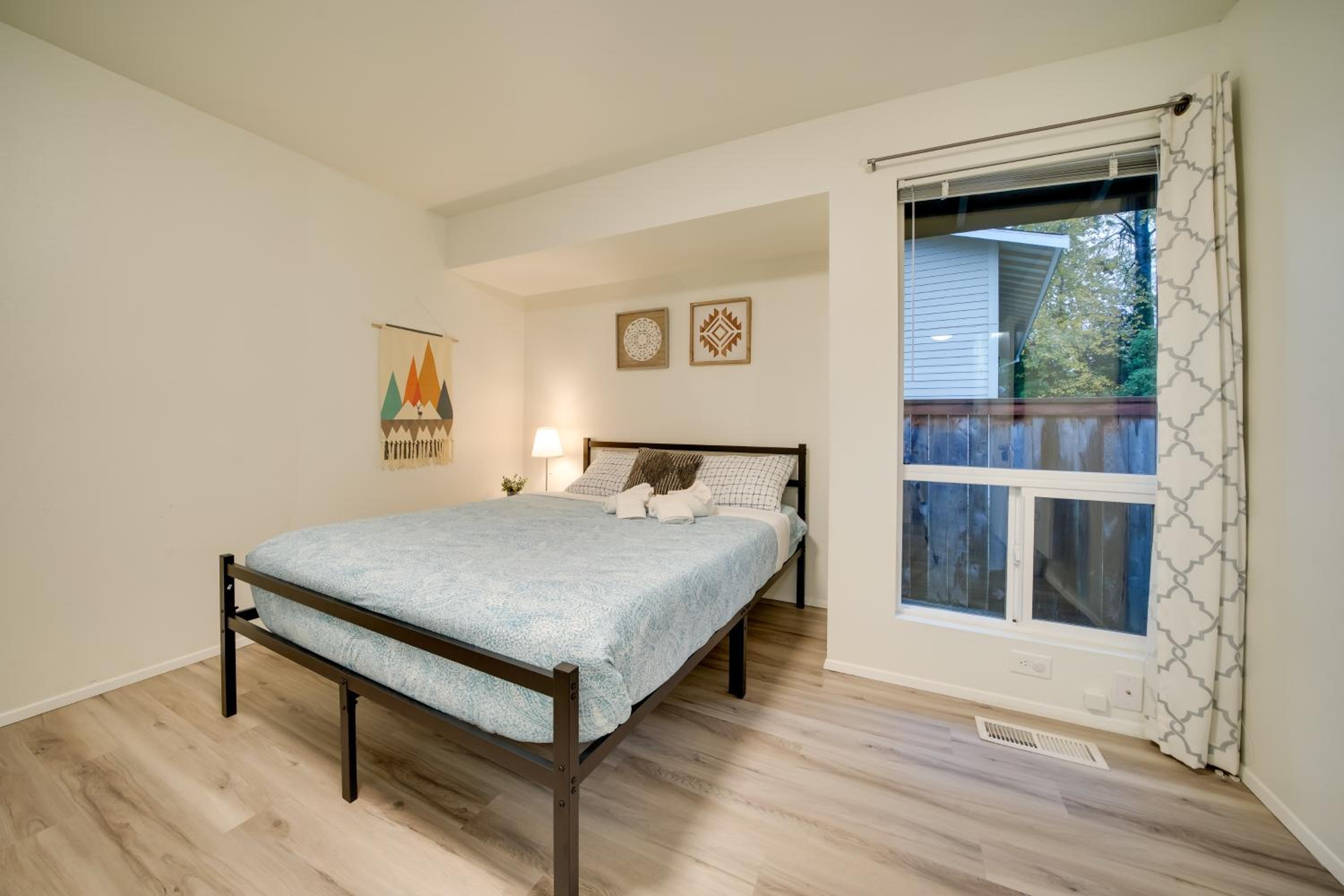 Eastside Tech Hub Home Base Near I-90 and Factoria!