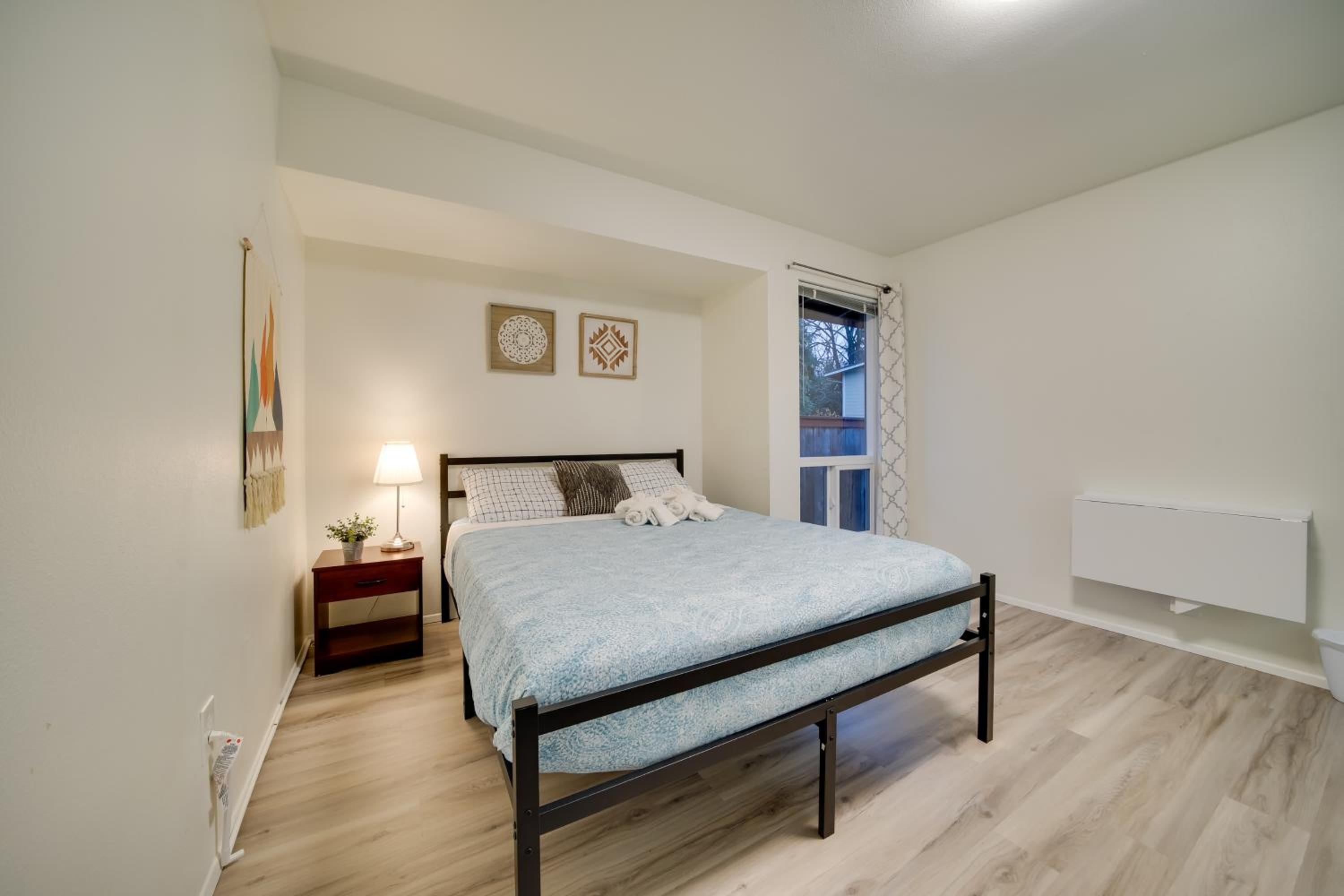 Eastside Tech Hub Home Base Near I-90 and Factoria!