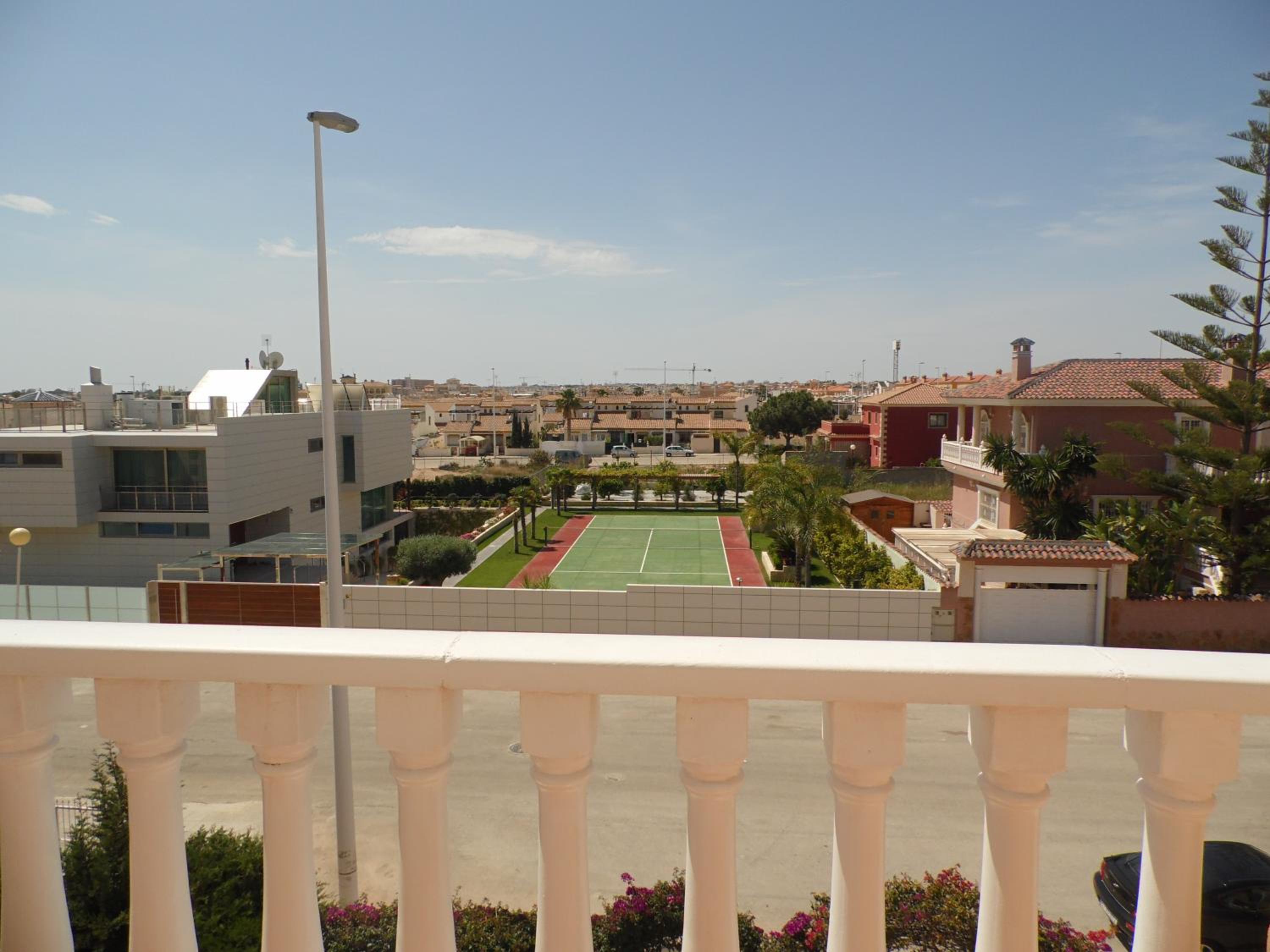 Villa La Zenia, Private pool, 10min walk to La Zenia Beach, for 6 people