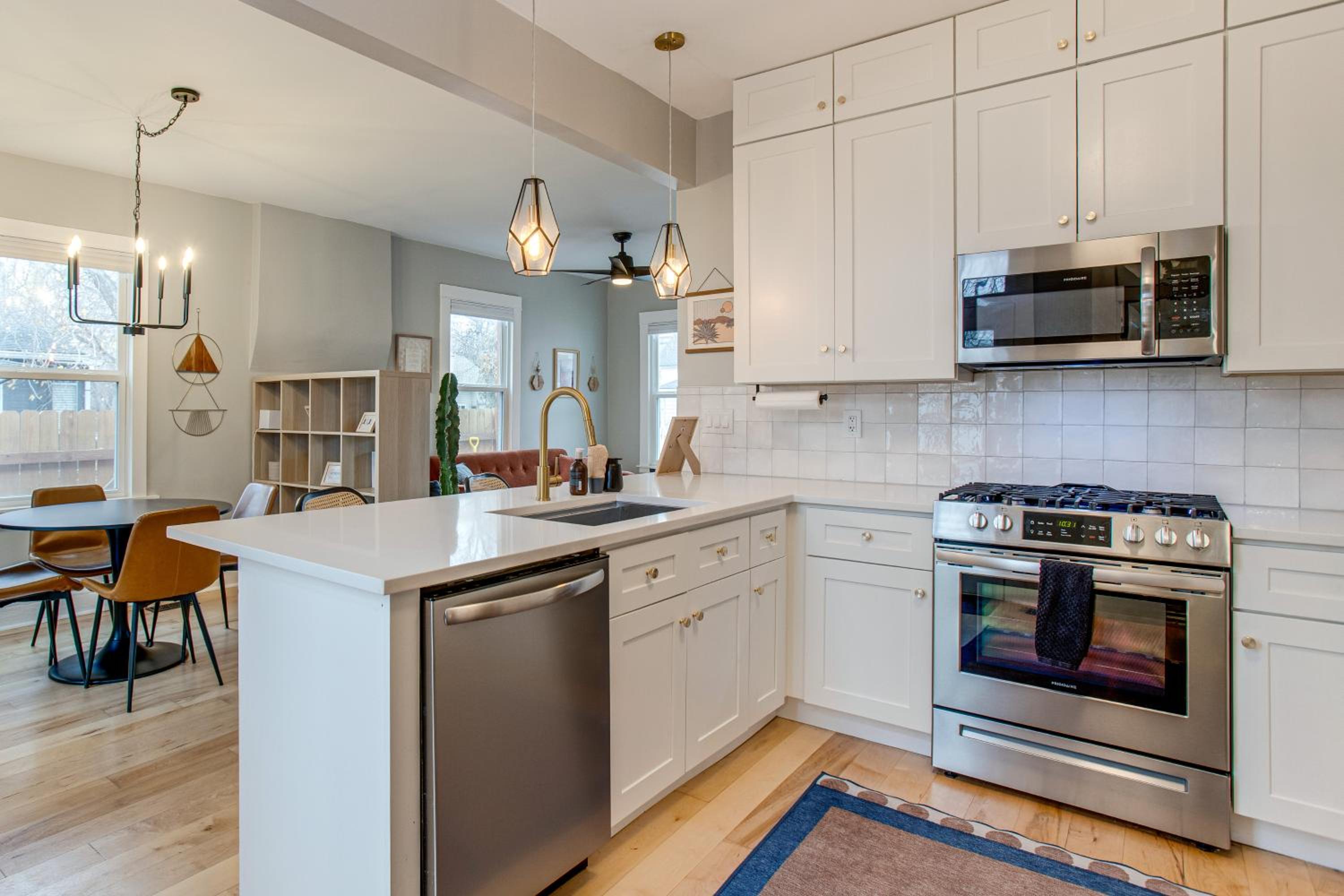 Walk to Eats! Berkeley Haven with Pet-Friendly Yard