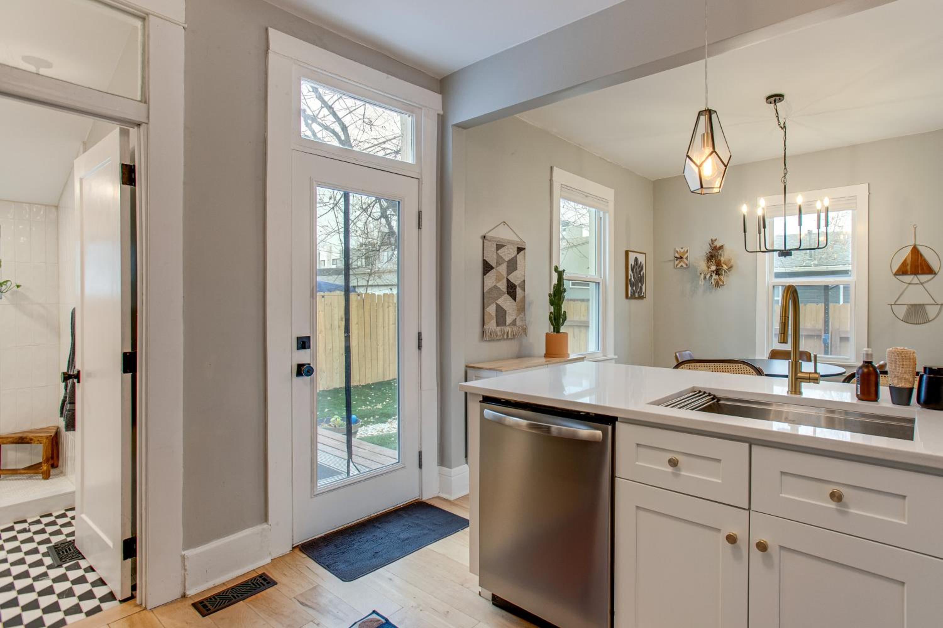 Walk to Eats! Berkeley Haven with Pet-Friendly Yard