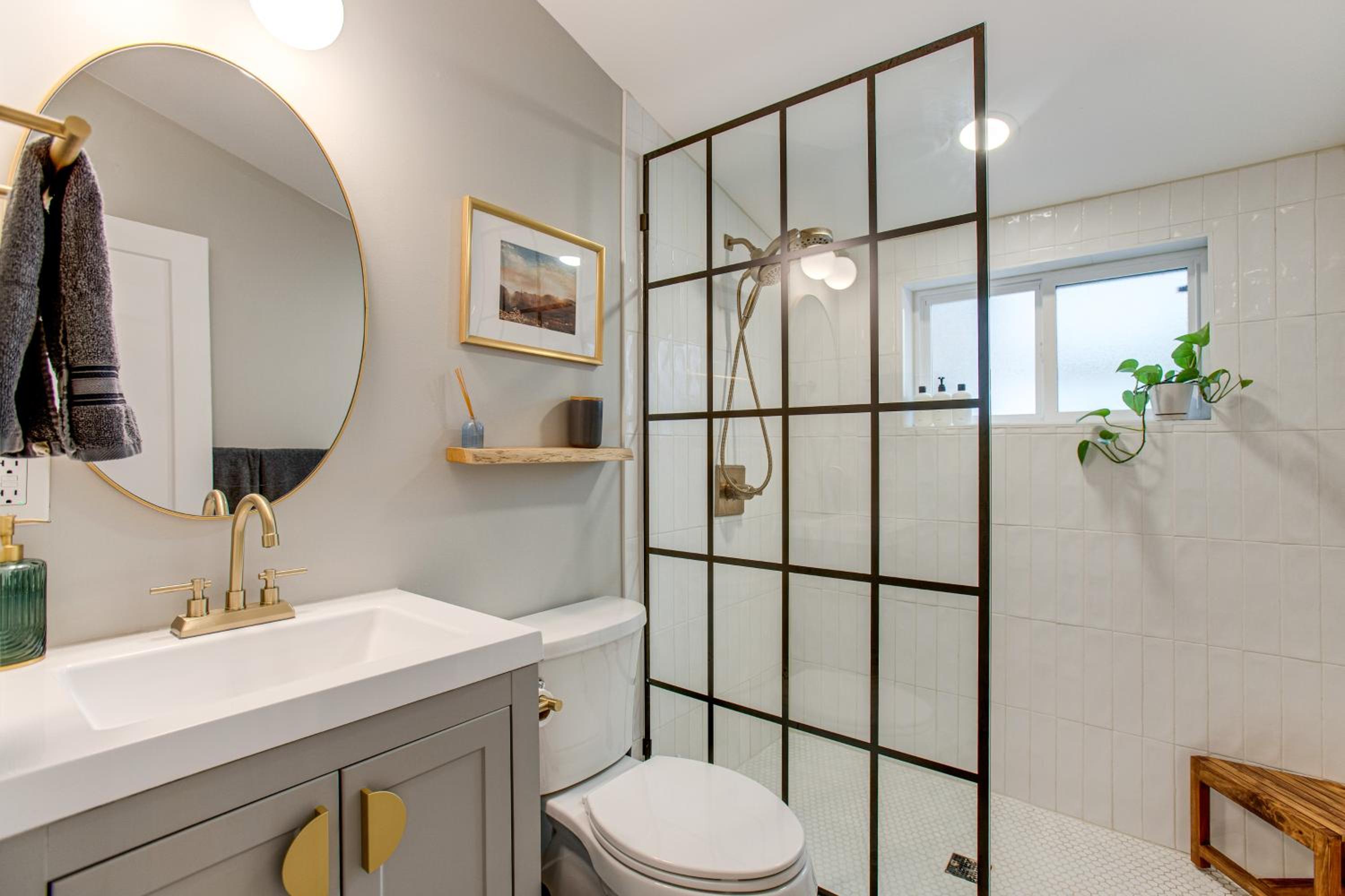 Walk to Eats! Berkeley Haven with Pet-Friendly Yard