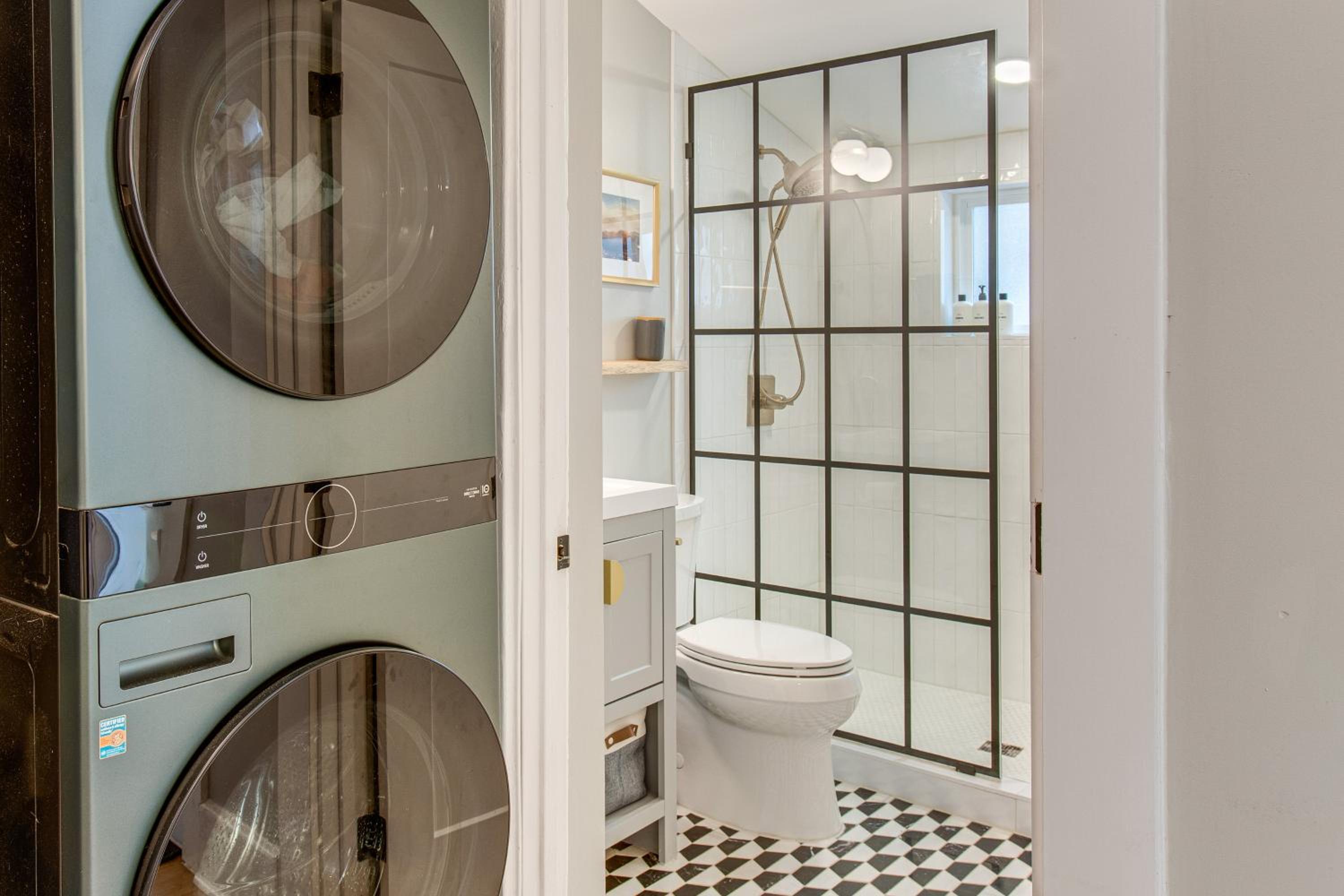 Walk to Eats! Berkeley Haven with Pet-Friendly Yard