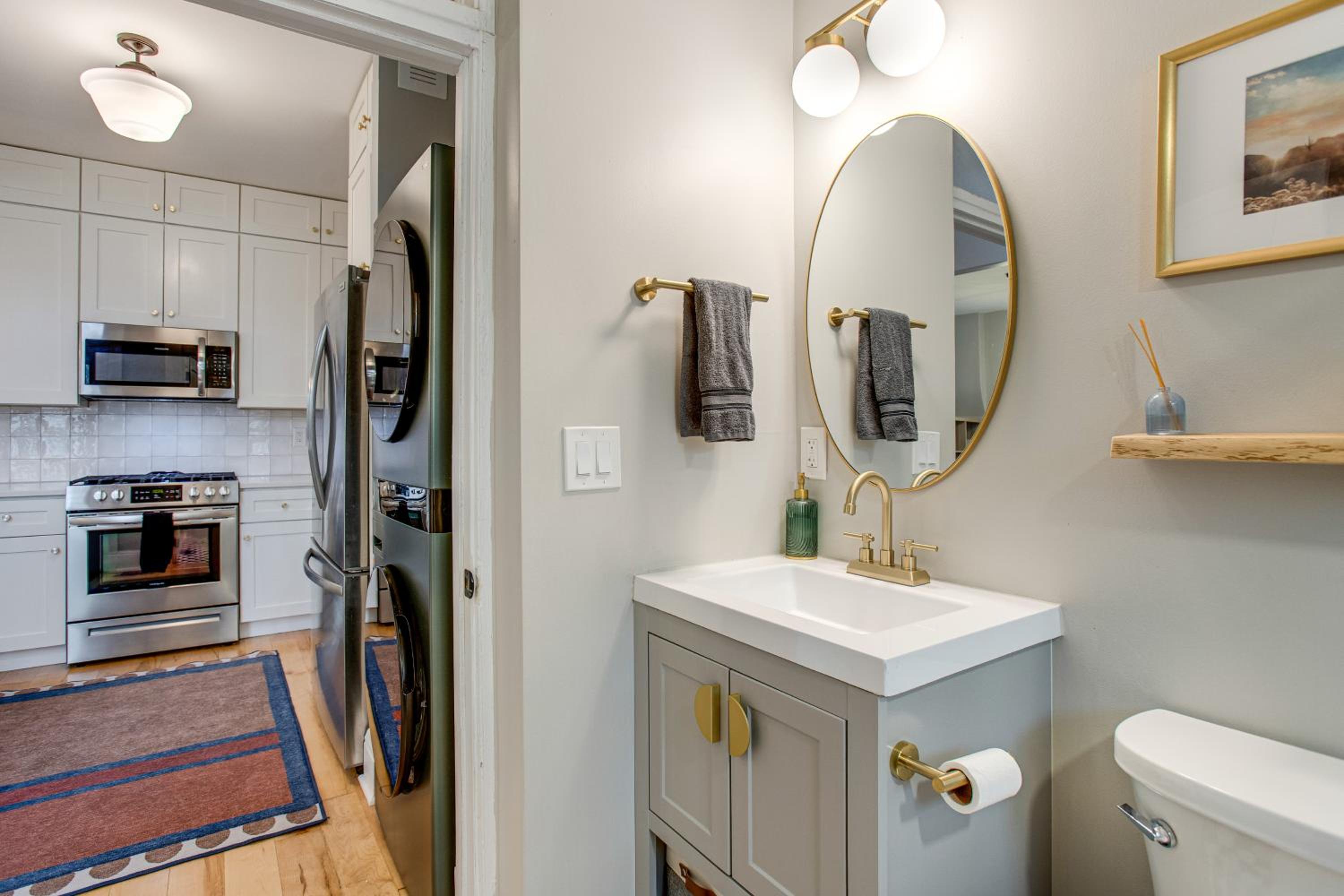 Walk to Eats! Berkeley Haven with Pet-Friendly Yard