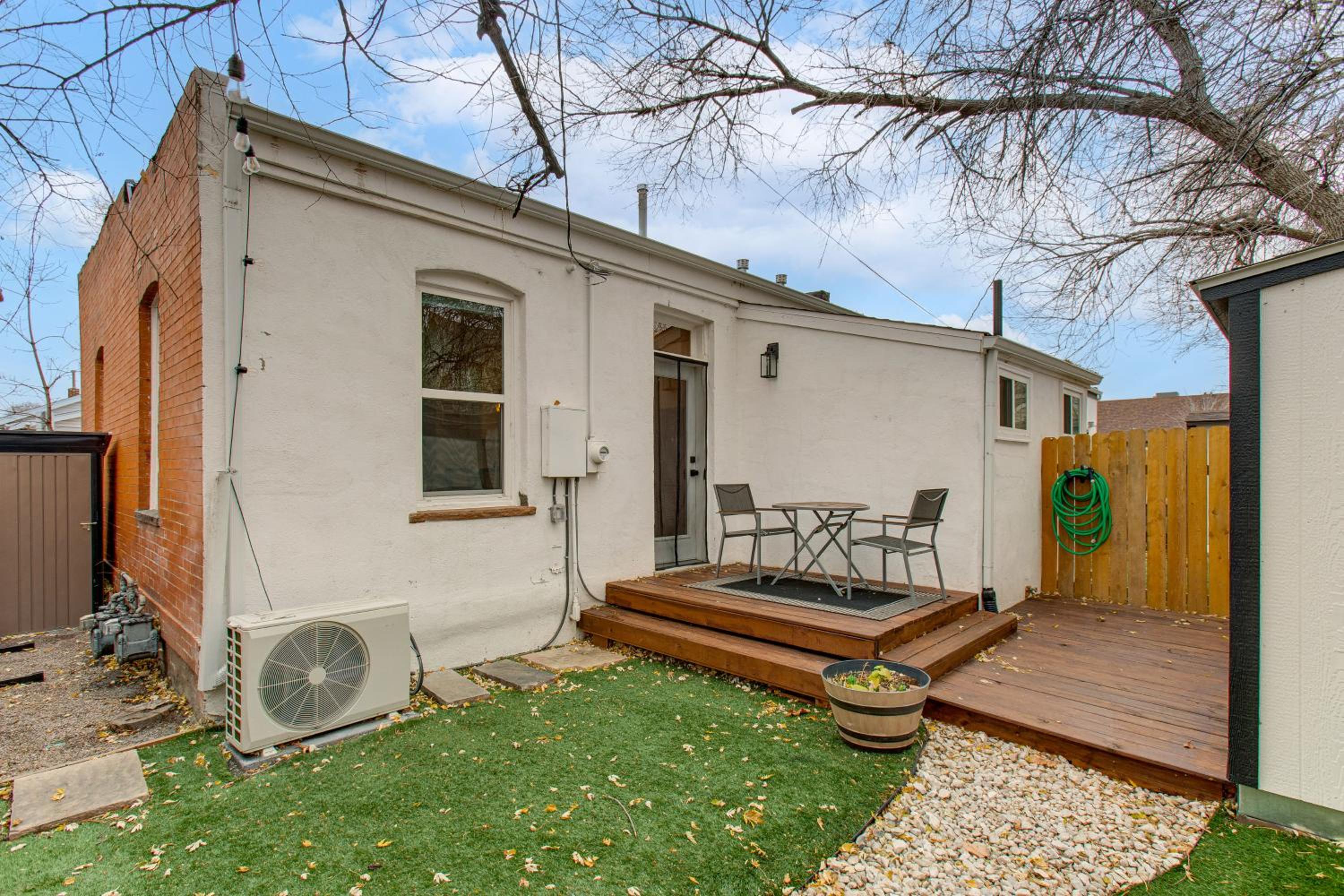 Walk to Eats! Berkeley Haven with Pet-Friendly Yard