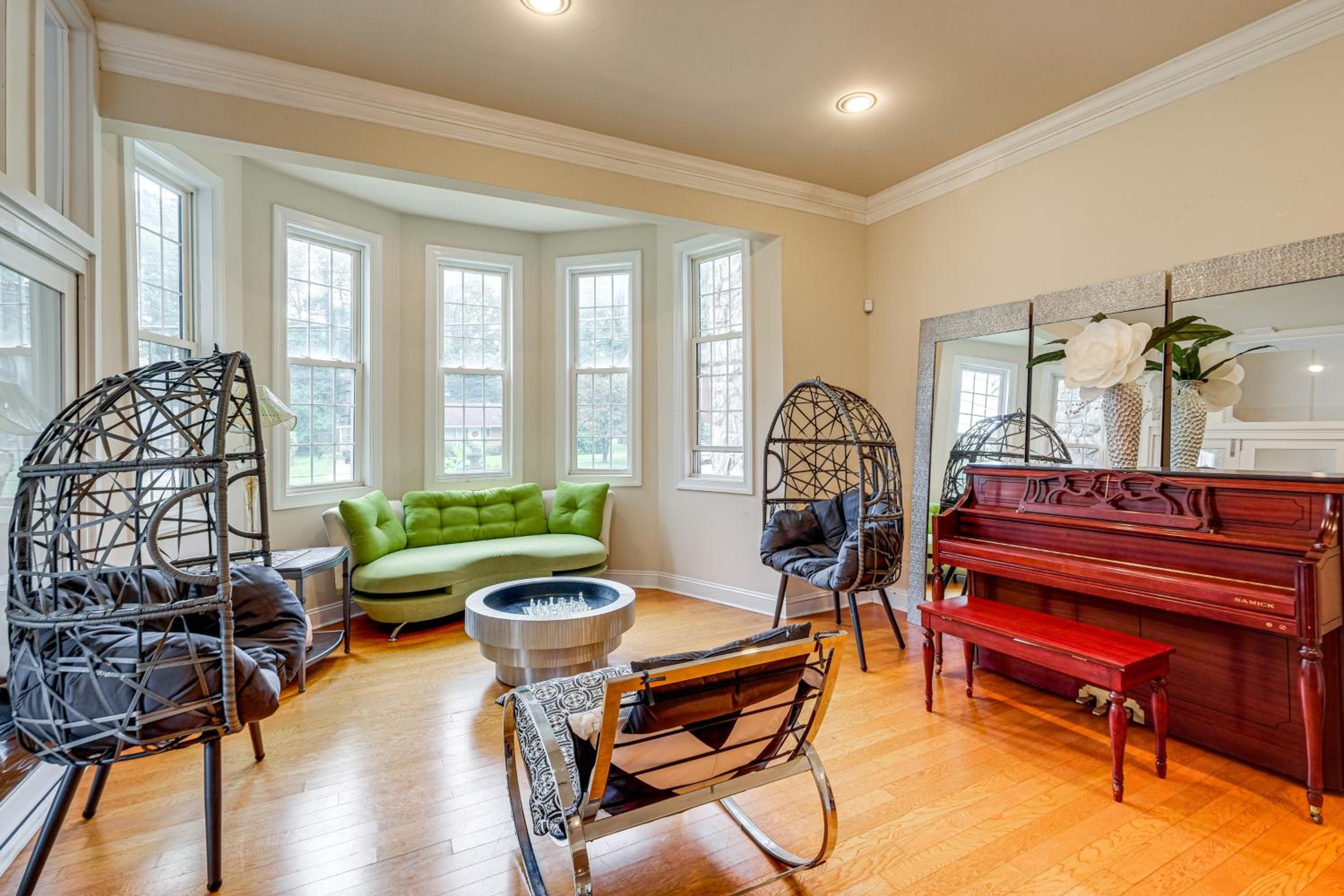 Stay Near DC! Group Getaway with Easy Metro Access