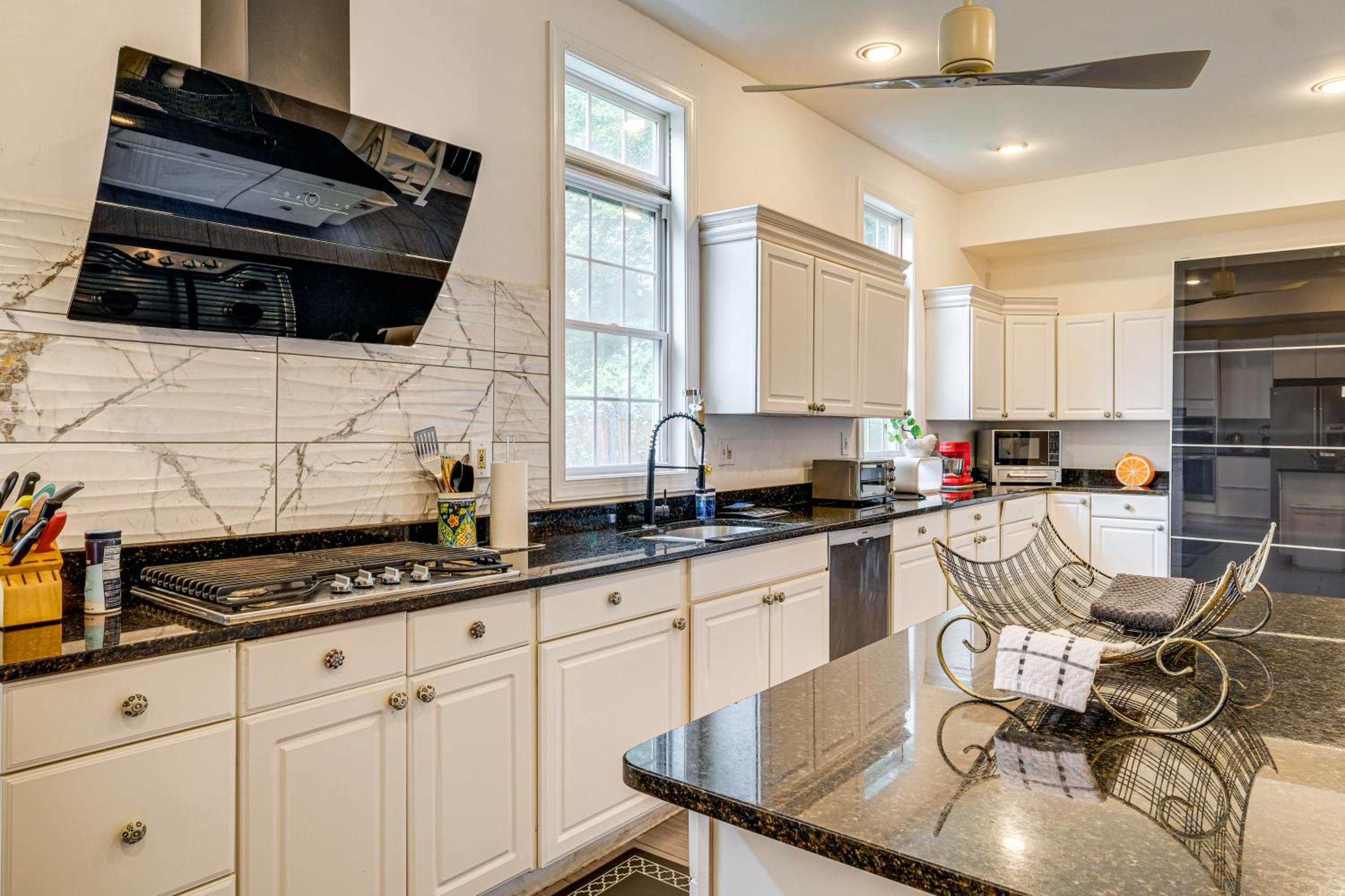 Stay Near DC! Group Getaway with Easy Metro Access