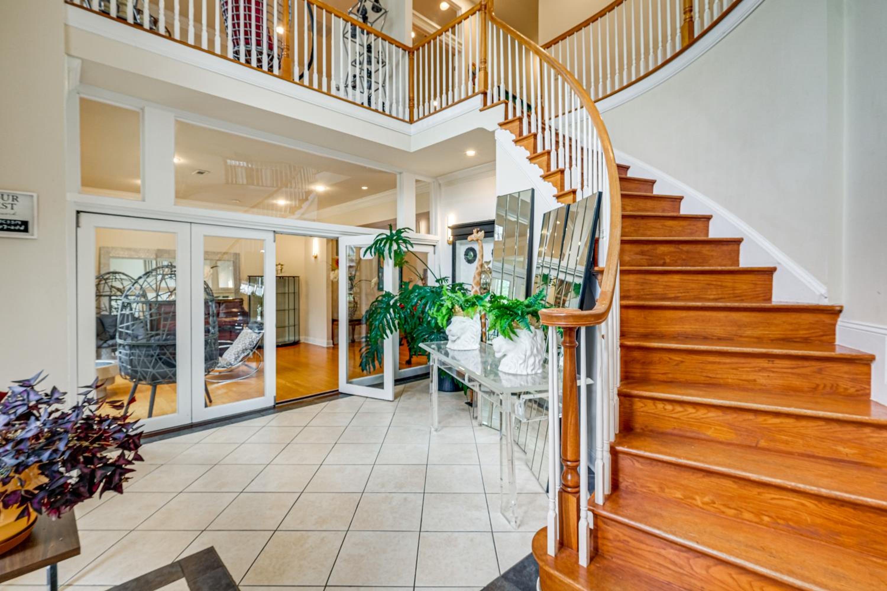 Stay Near DC! Group Getaway with Easy Metro Access