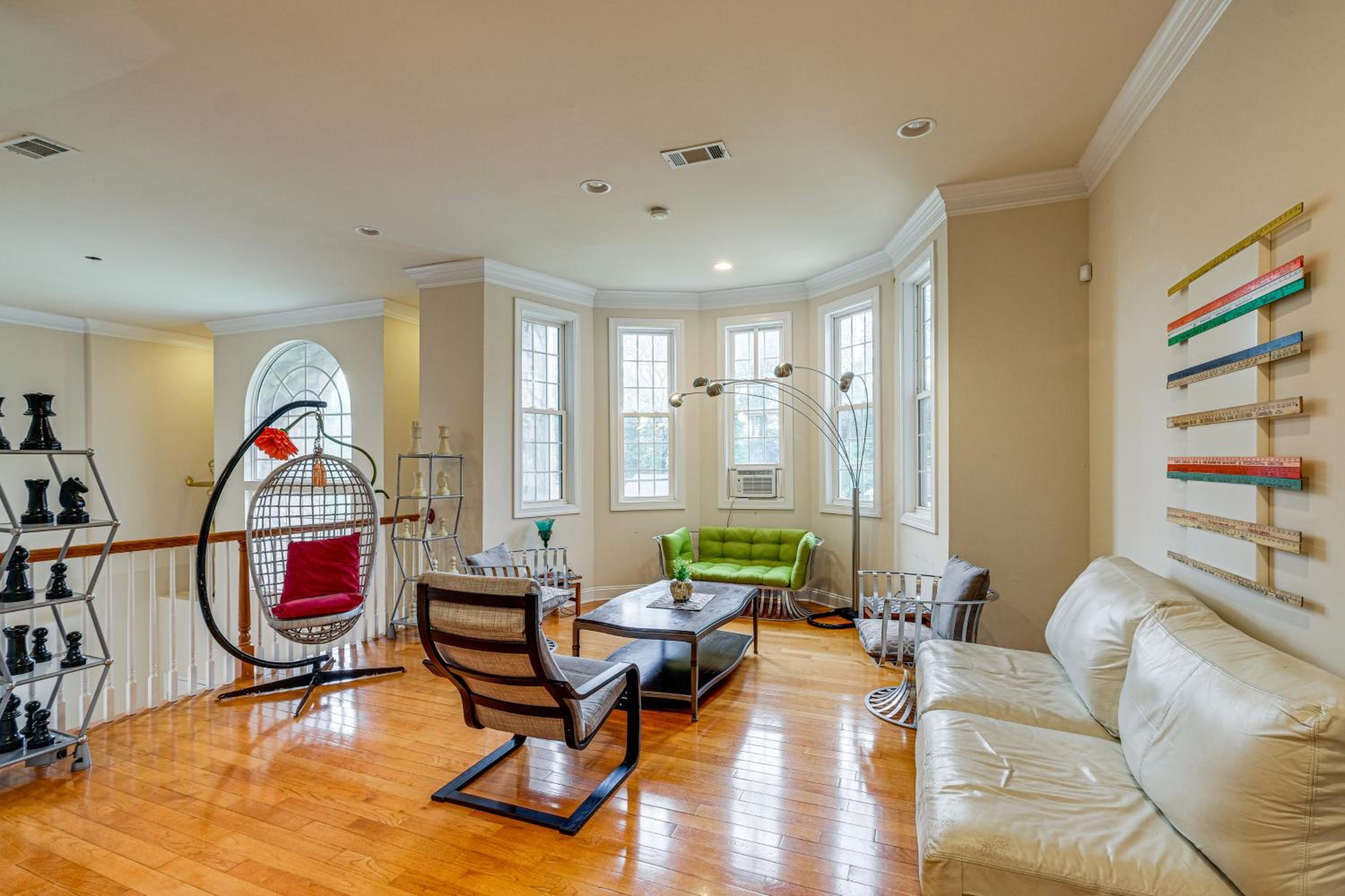 Stay Near DC! Group Getaway with Easy Metro Access