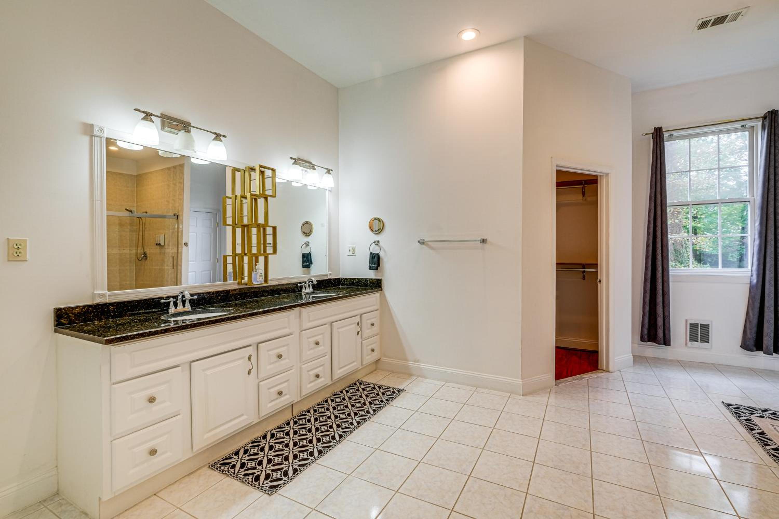 Stay Near DC! Group Getaway with Easy Metro Access