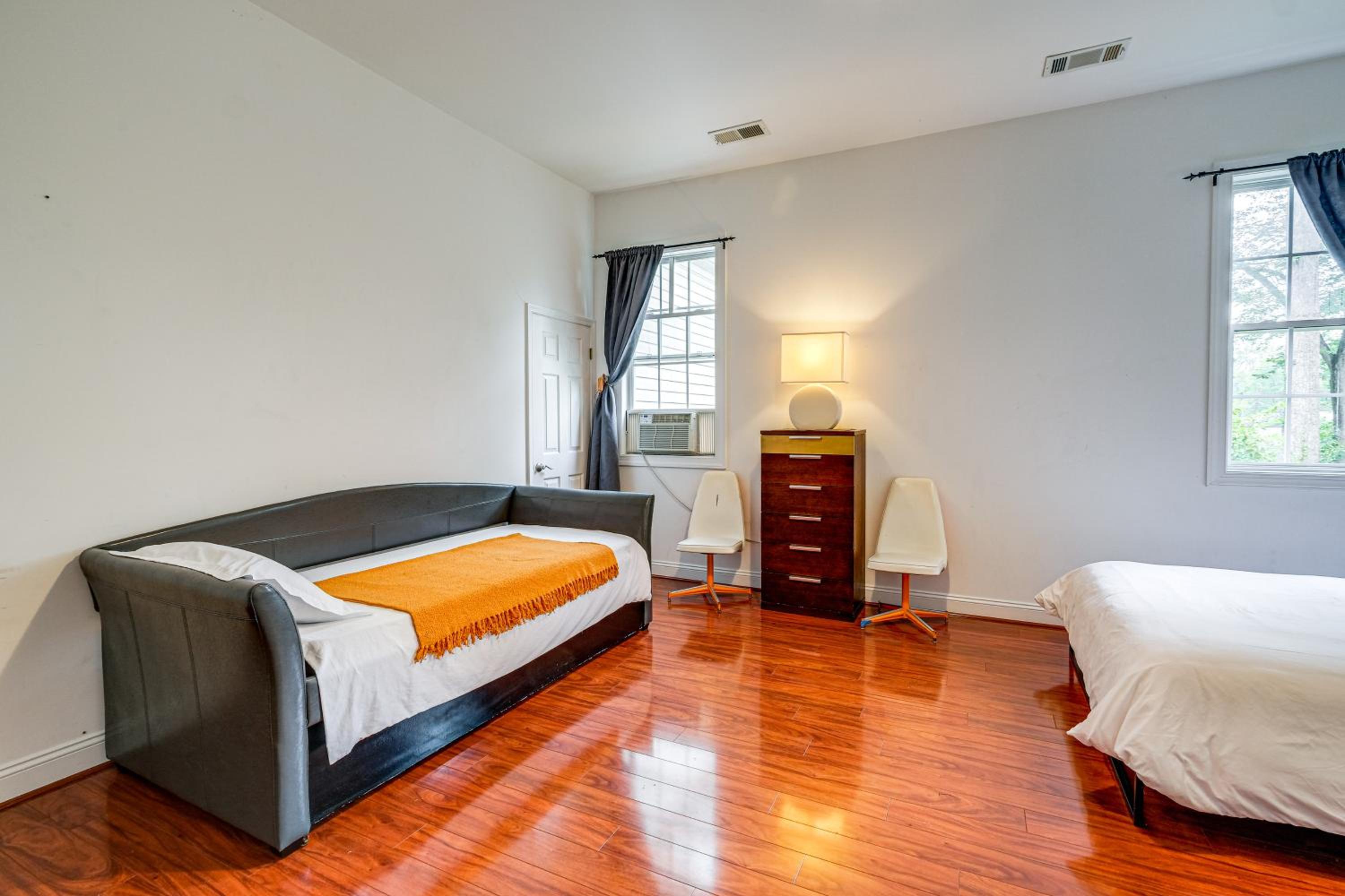Stay Near DC! Group Getaway with Easy Metro Access