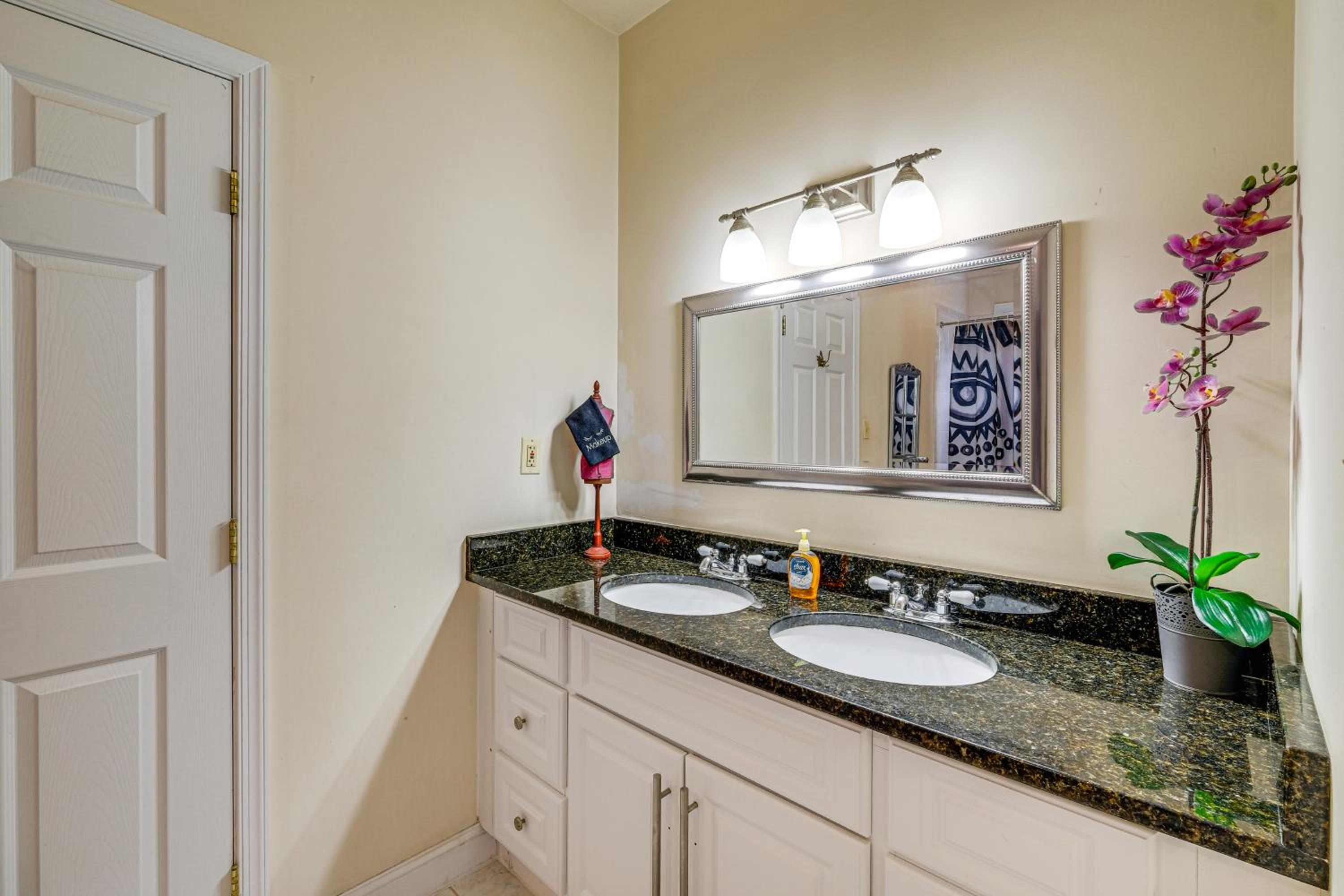Stay Near DC! Group Getaway with Easy Metro Access