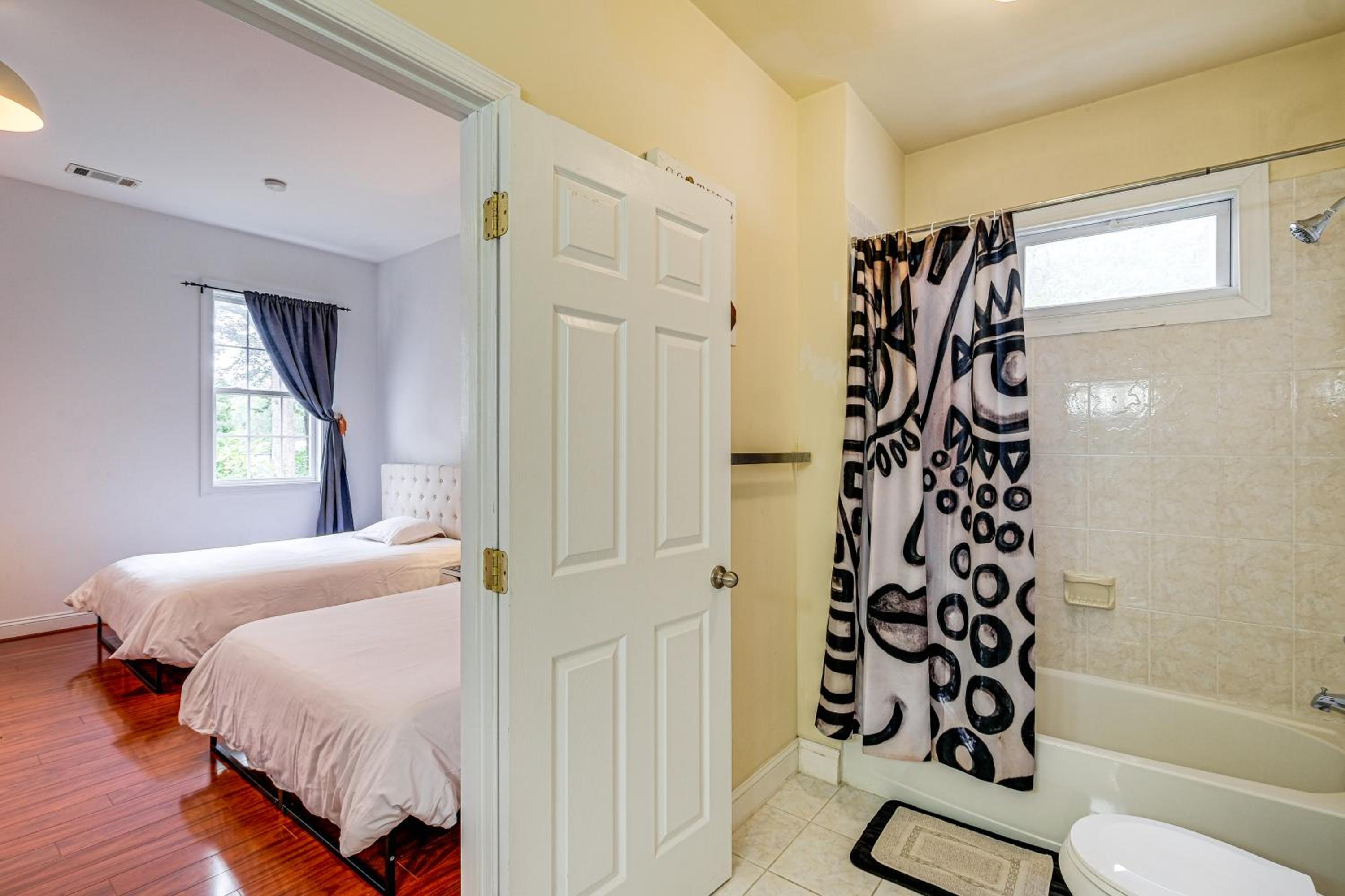 Stay Near DC! Group Getaway with Easy Metro Access