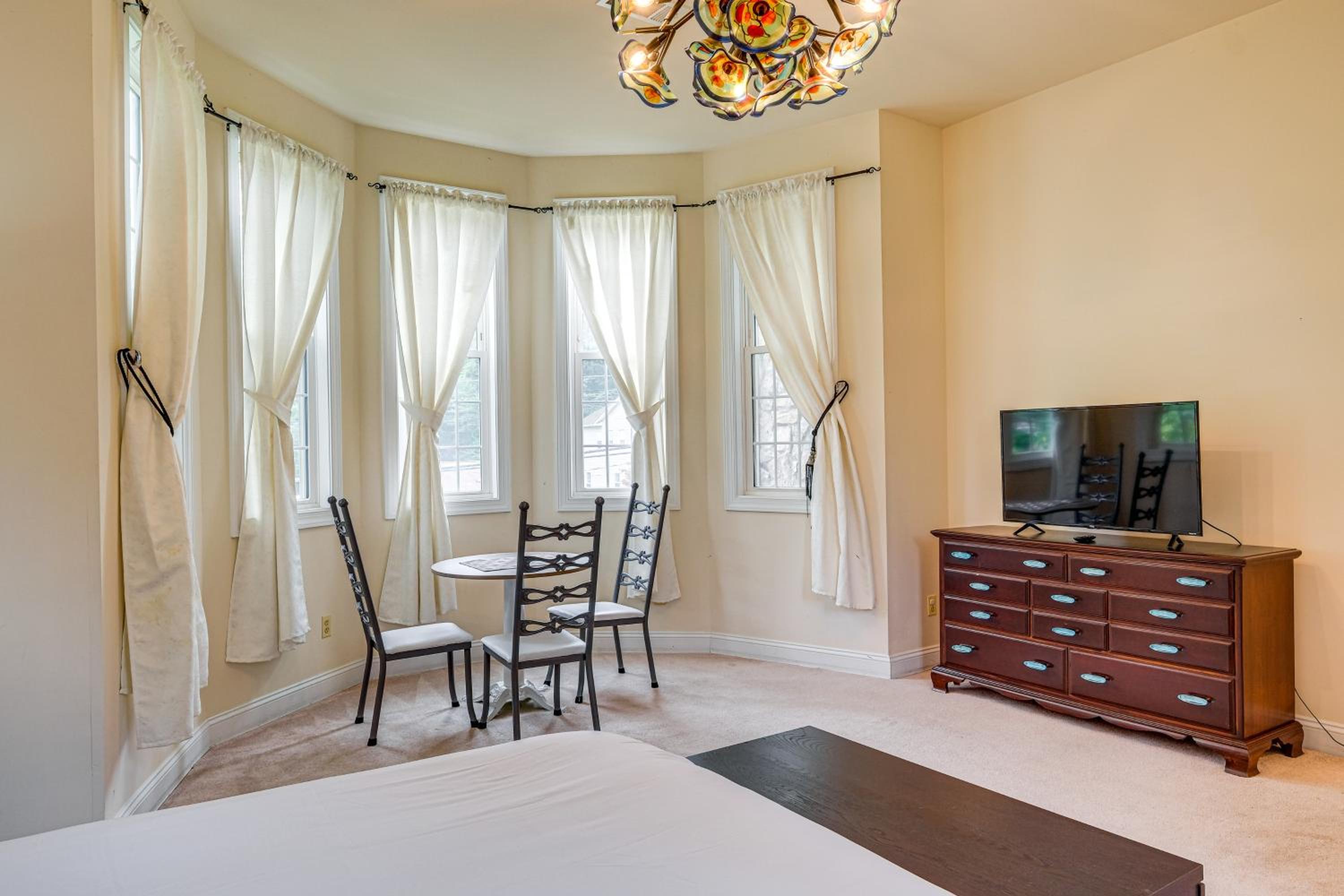 Stay Near DC! Group Getaway with Easy Metro Access