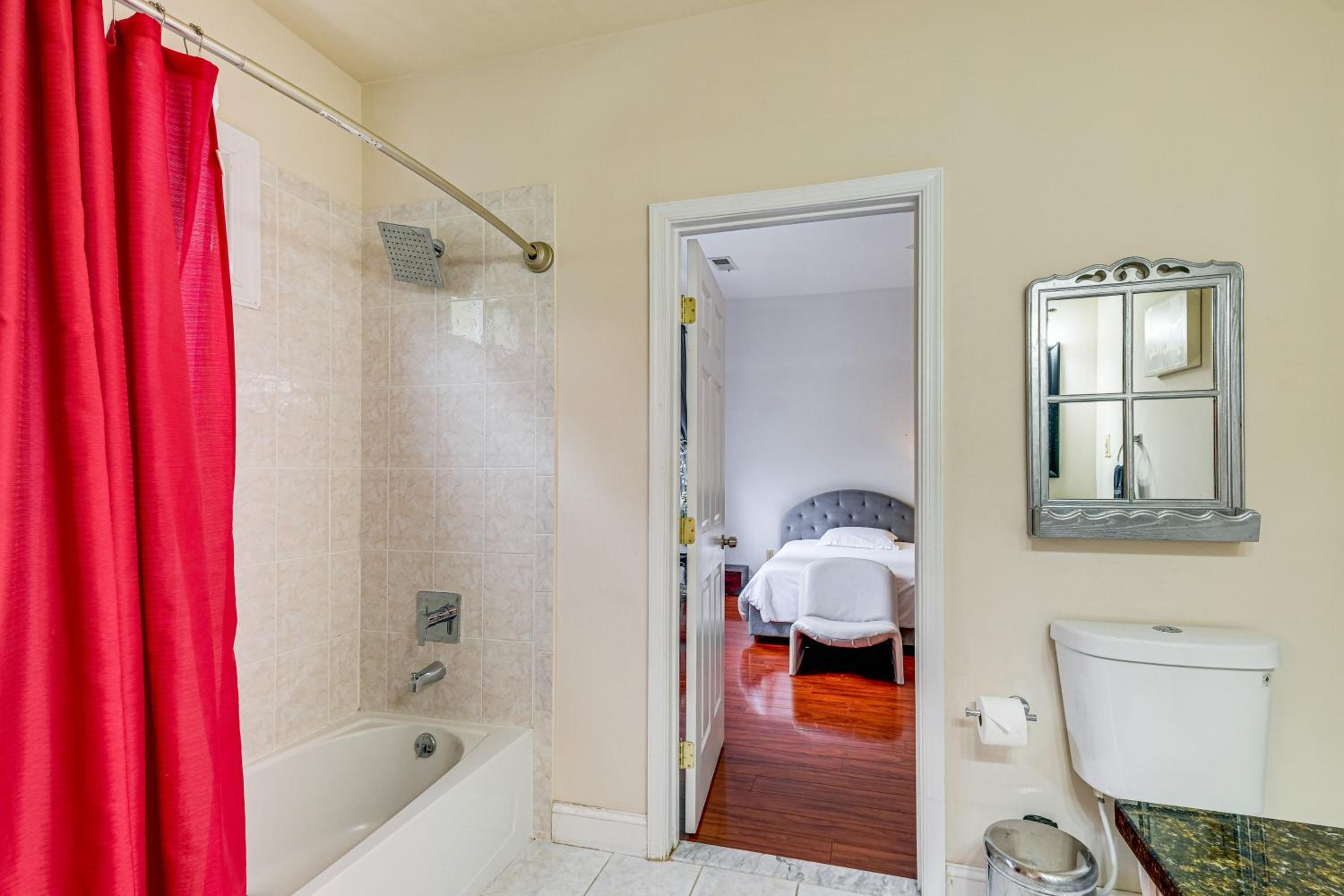 Stay Near DC! Group Getaway with Easy Metro Access