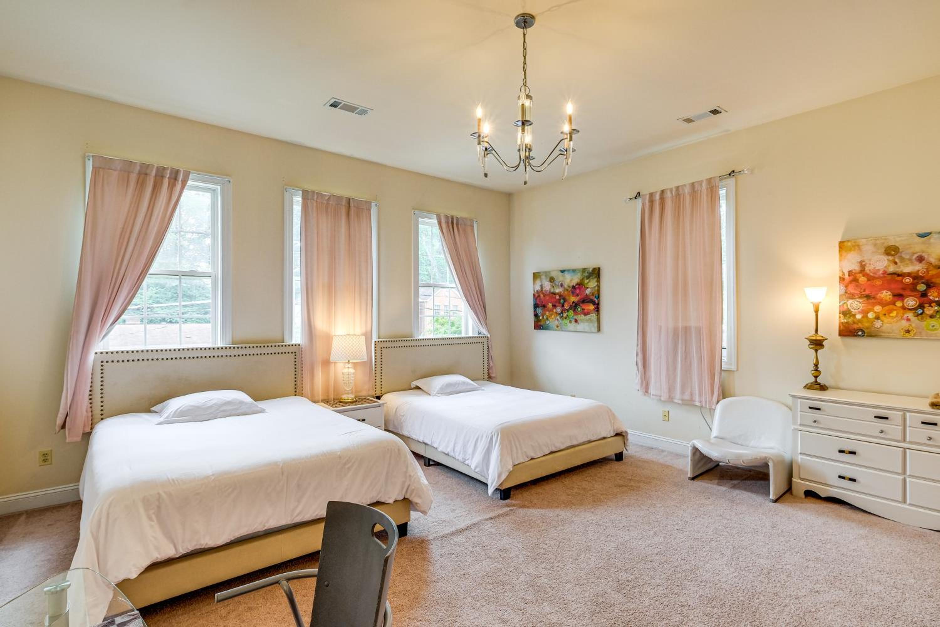 Stay Near DC! Group Getaway with Easy Metro Access