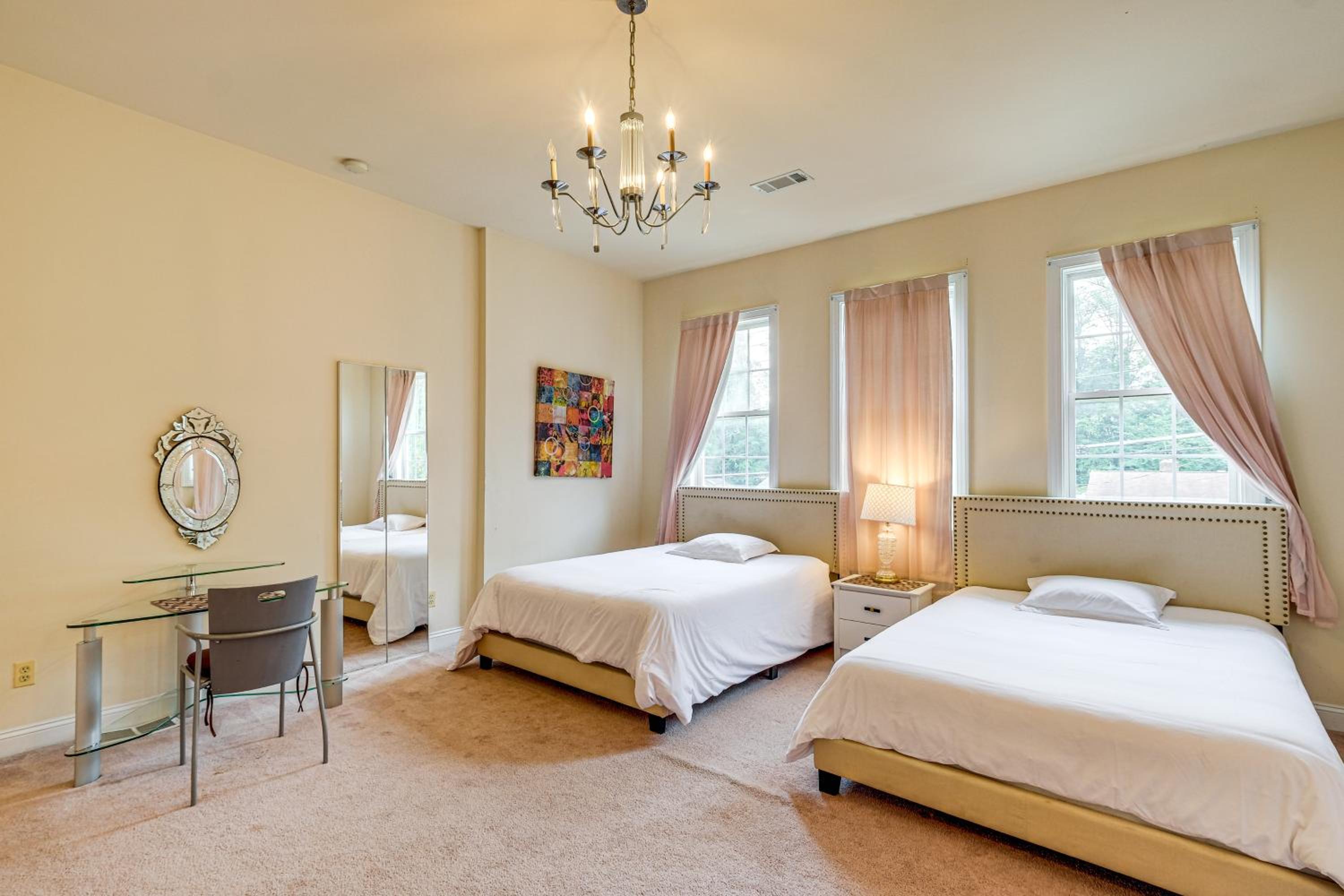 Stay Near DC! Group Getaway with Easy Metro Access