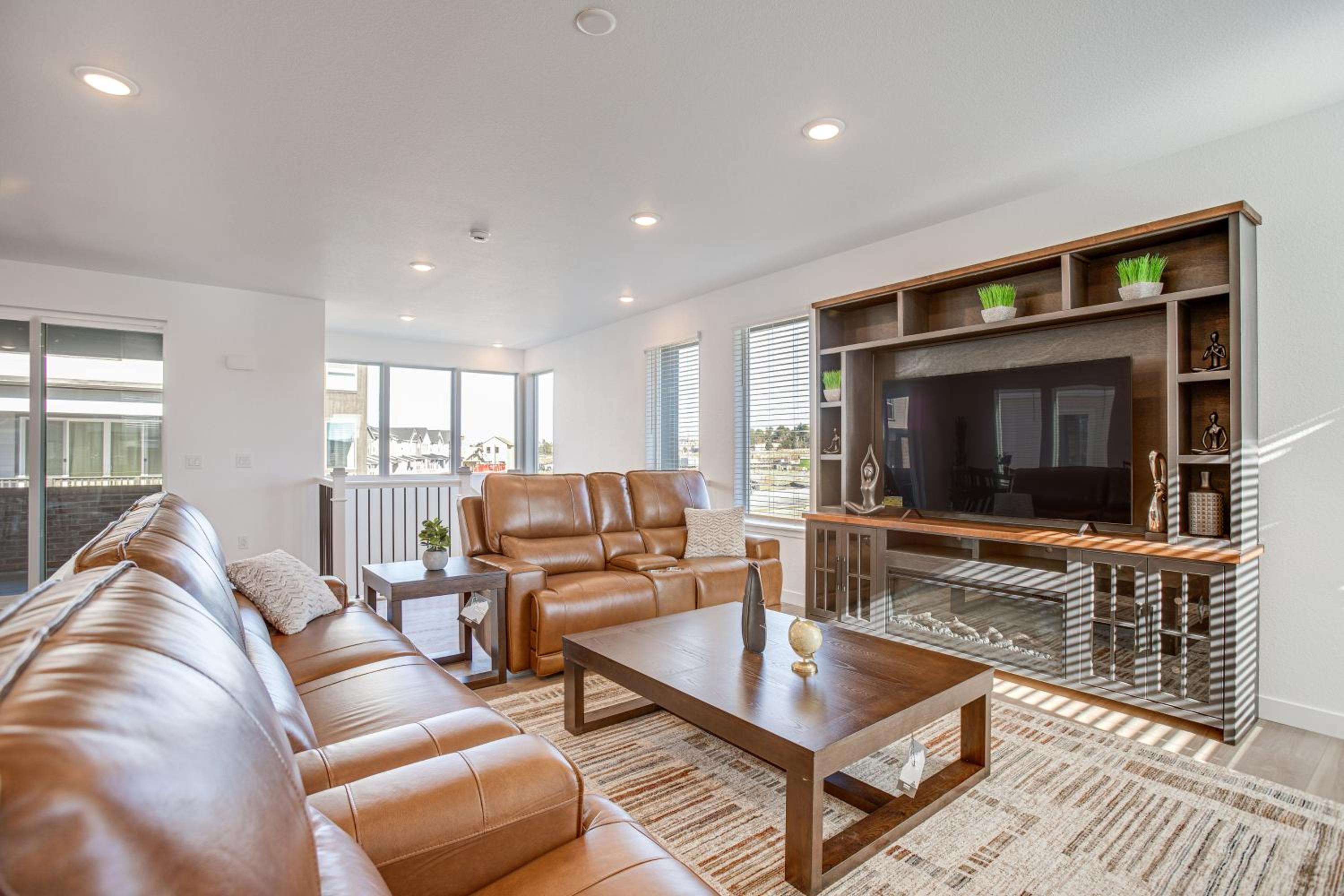 8 Mi to Denver Tech Center Business-Ready Retreat