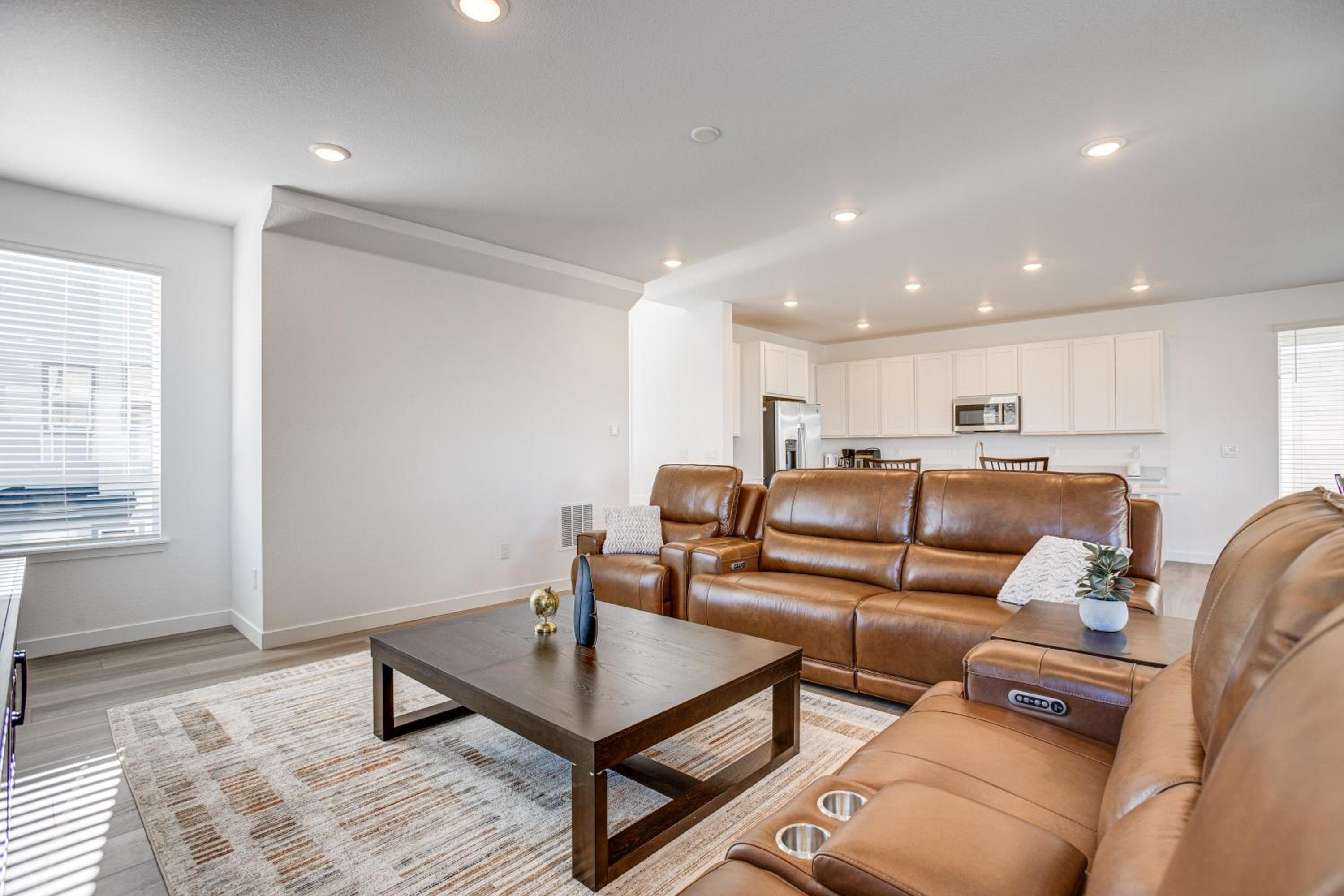 8 Mi to Denver Tech Center Business-Ready Retreat