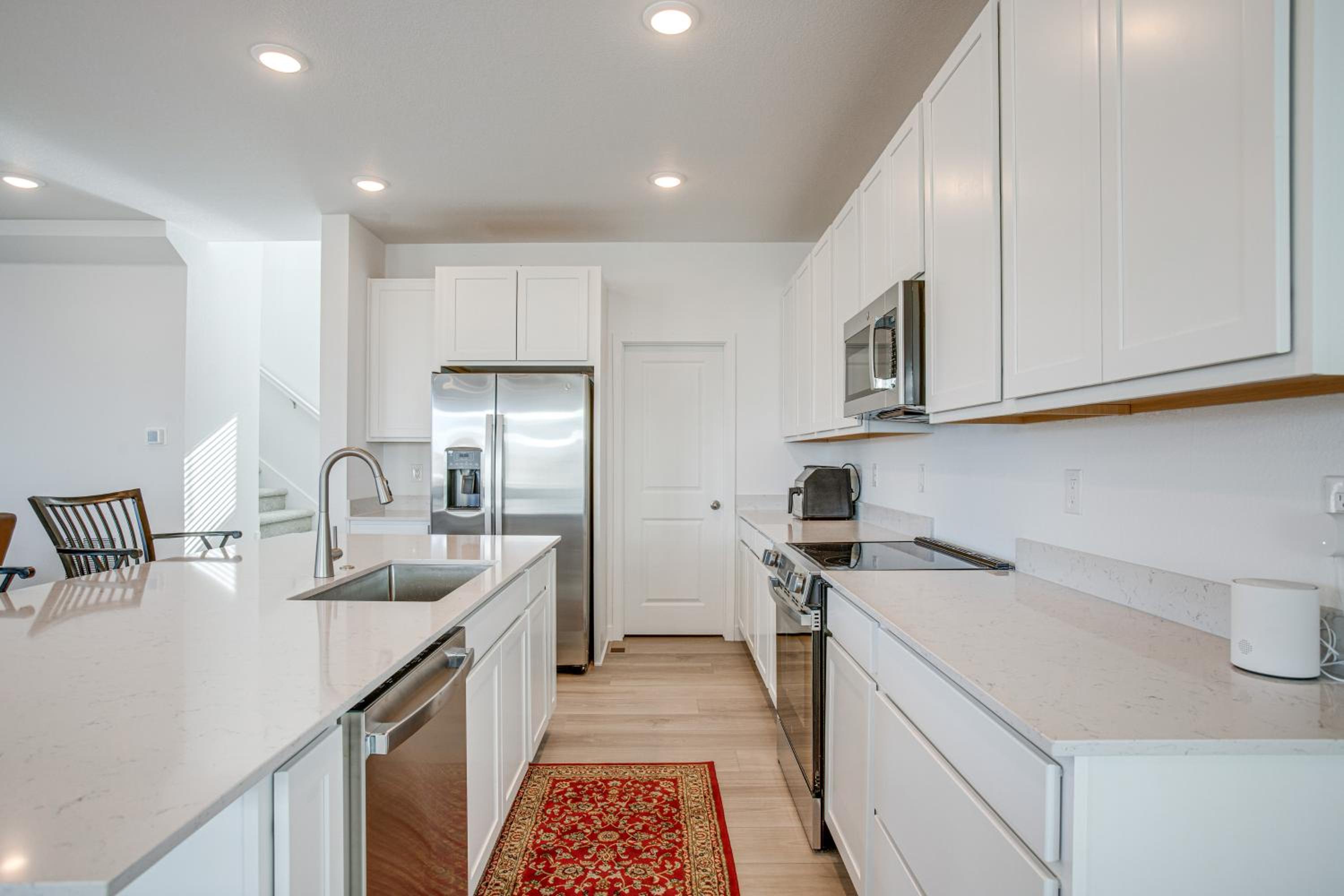8 Mi to Denver Tech Center Business-Ready Retreat