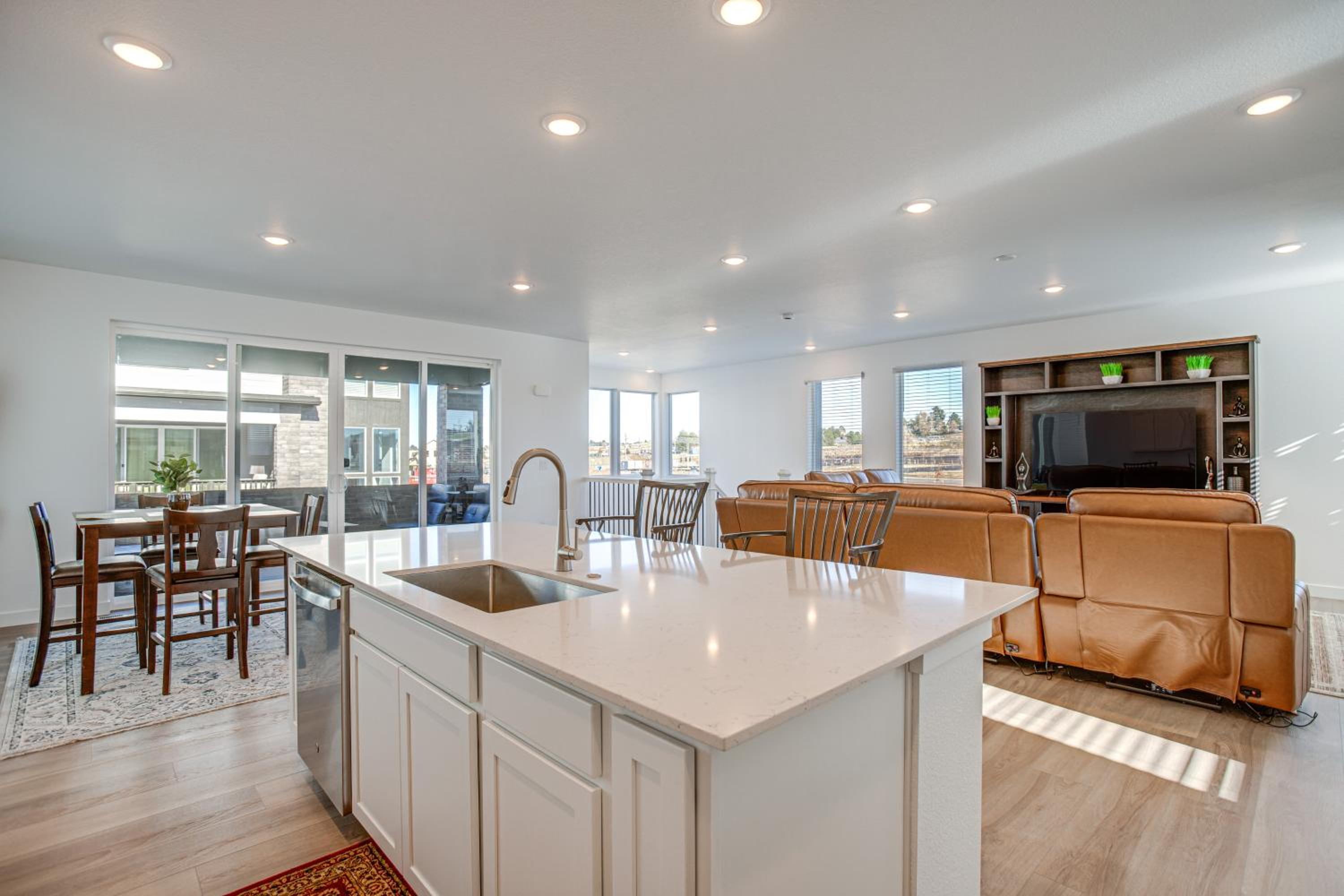 8 Mi to Denver Tech Center Business-Ready Retreat