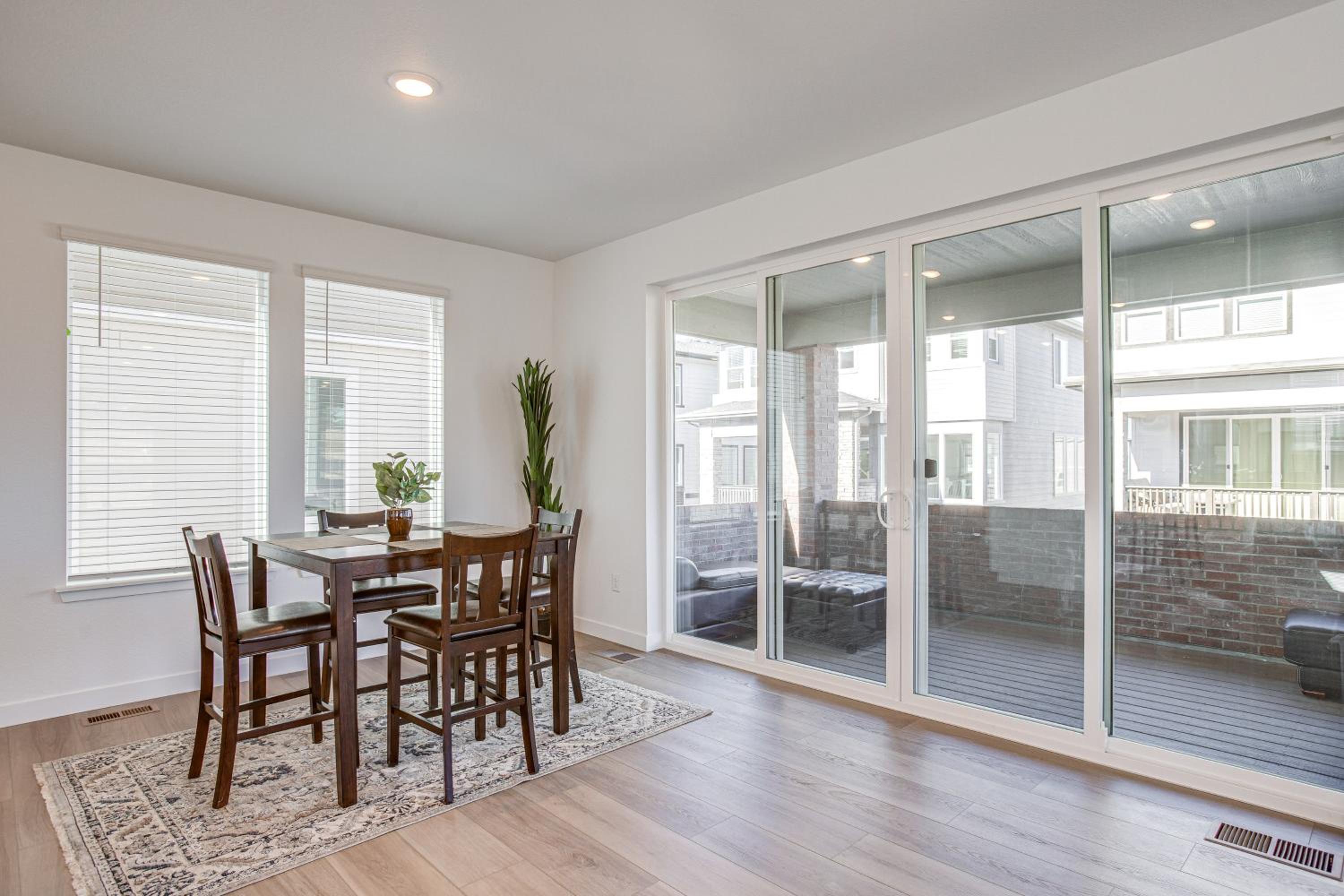 8 Mi to Denver Tech Center Business-Ready Retreat