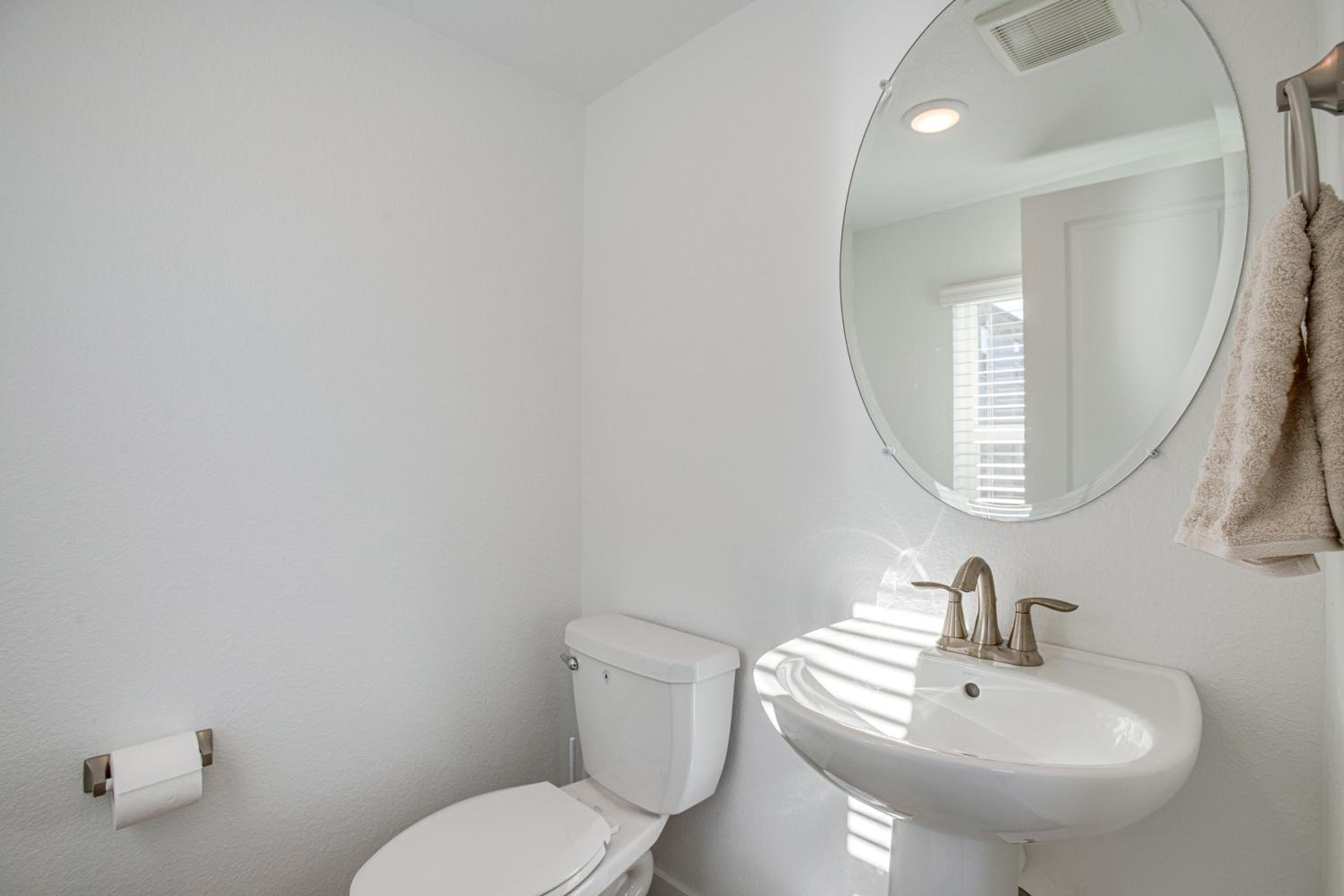 8 Mi to Denver Tech Center Business-Ready Retreat