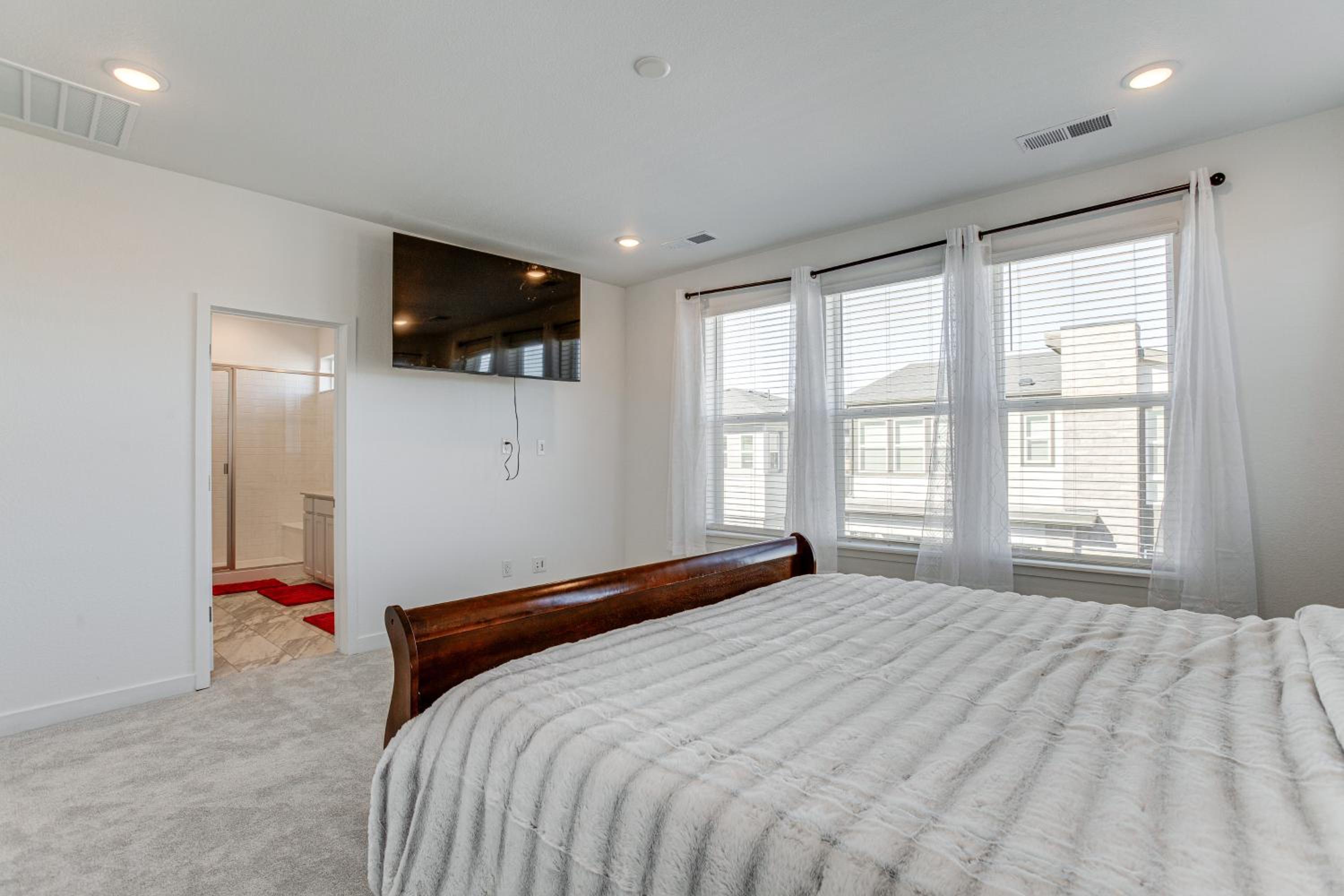 8 Mi to Denver Tech Center Business-Ready Retreat