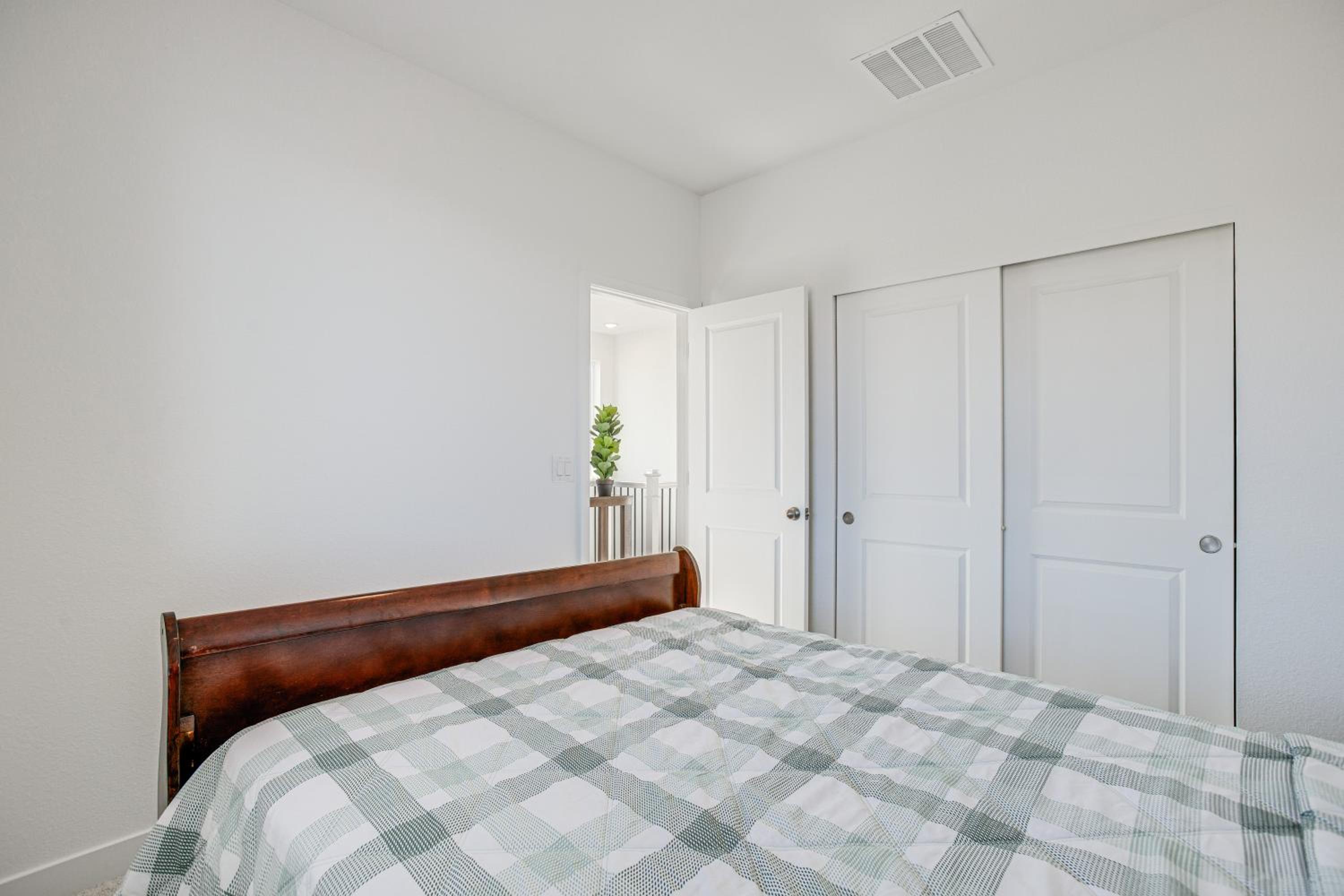 8 Mi to Denver Tech Center Business-Ready Retreat