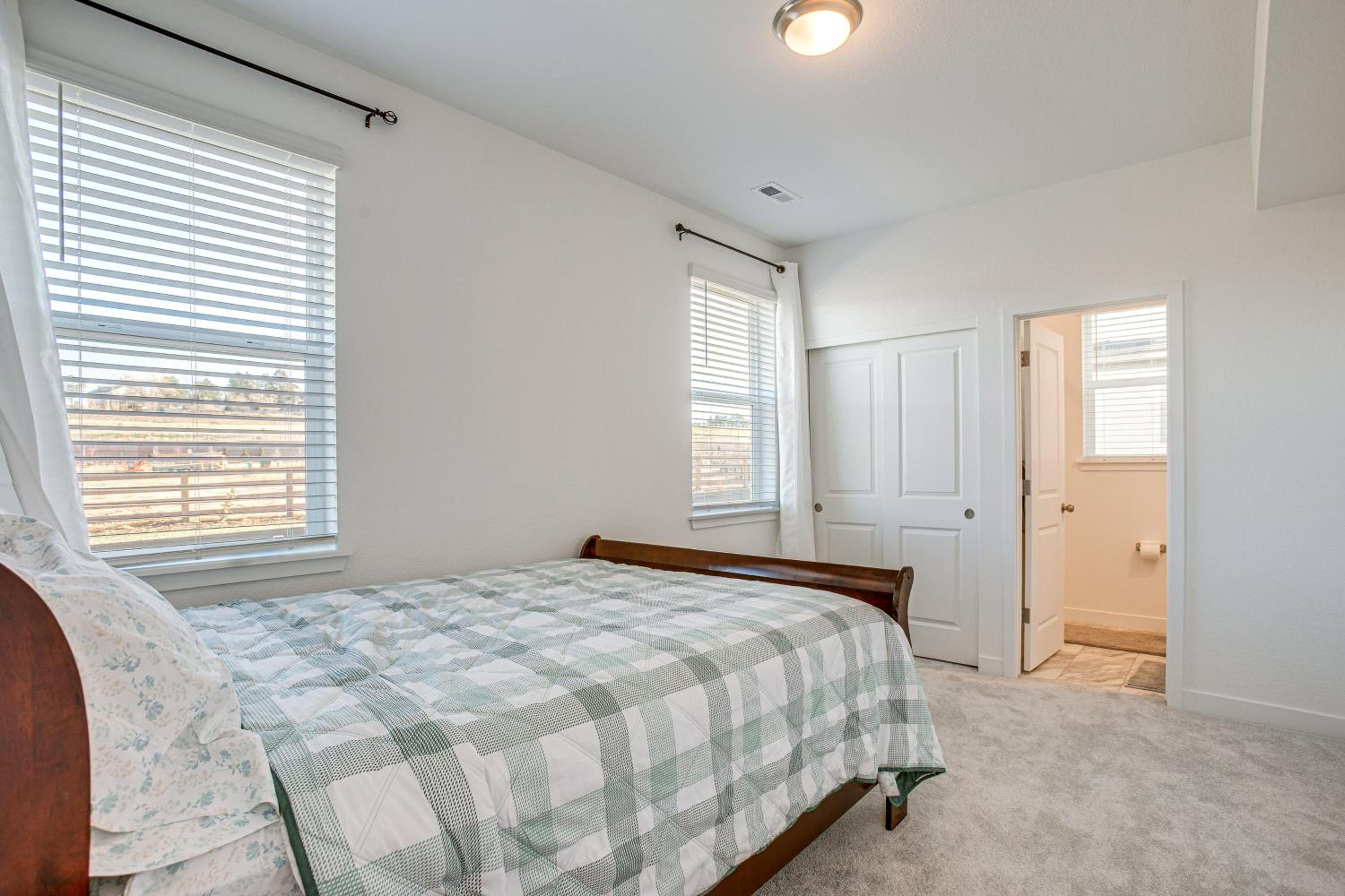 8 Mi to Denver Tech Center Business-Ready Retreat
