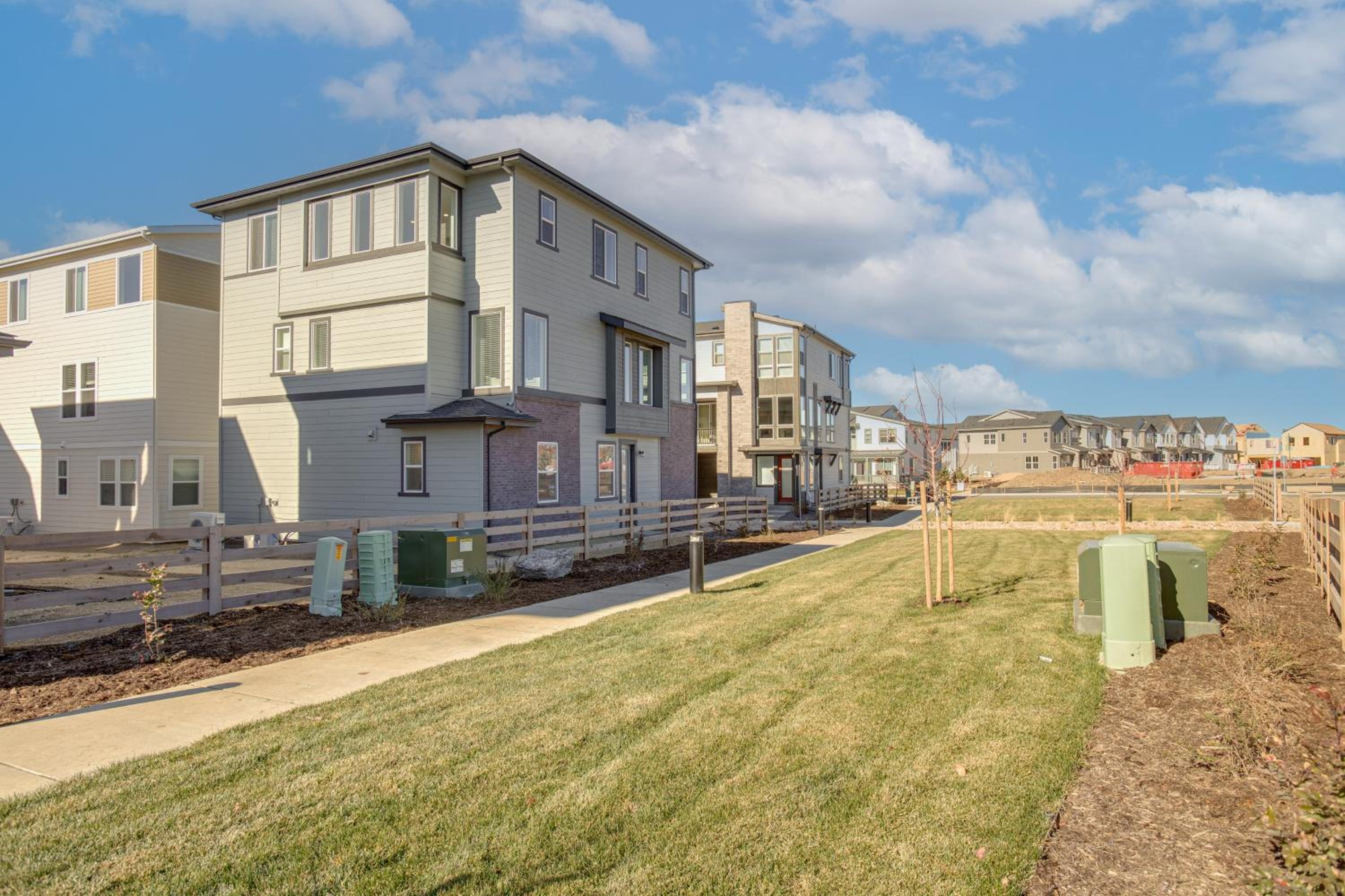8 Mi to Denver Tech Center Business-Ready Retreat