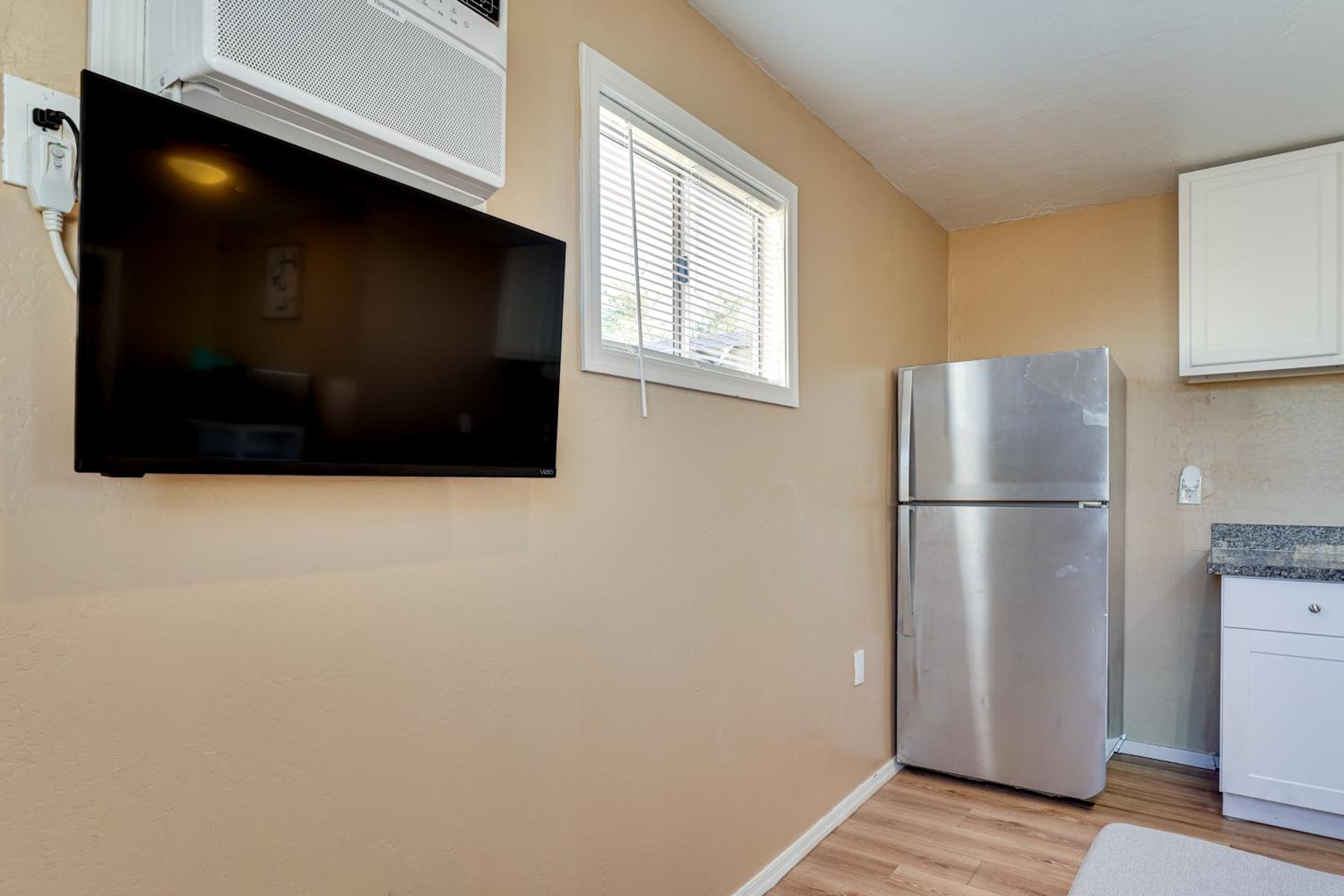 3 Mi to Lookout Mtn! Gem with Fire Pit and Fenced Yard