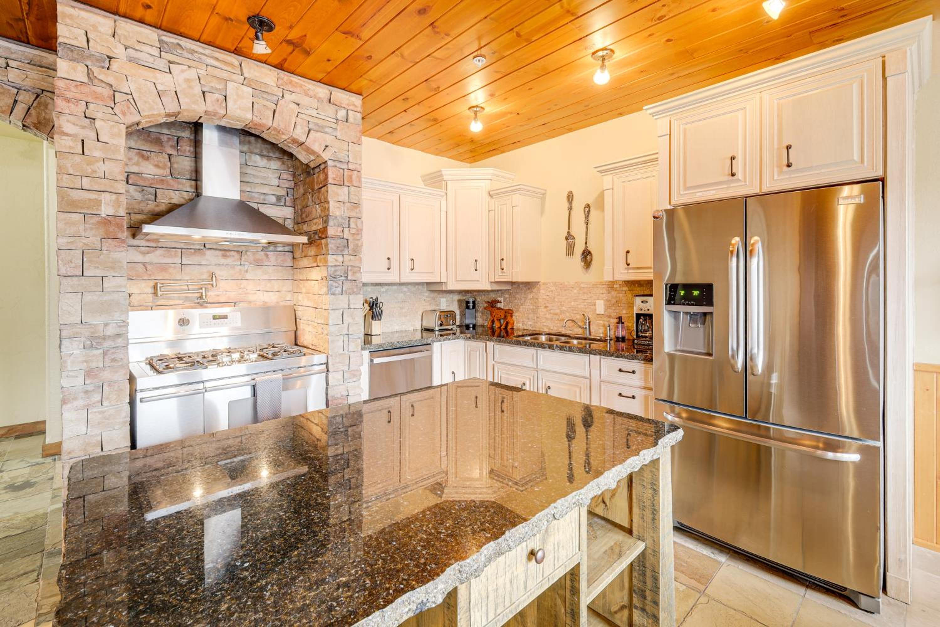 Walkable Condo in Dtwn McCall! Lake View and Balcony