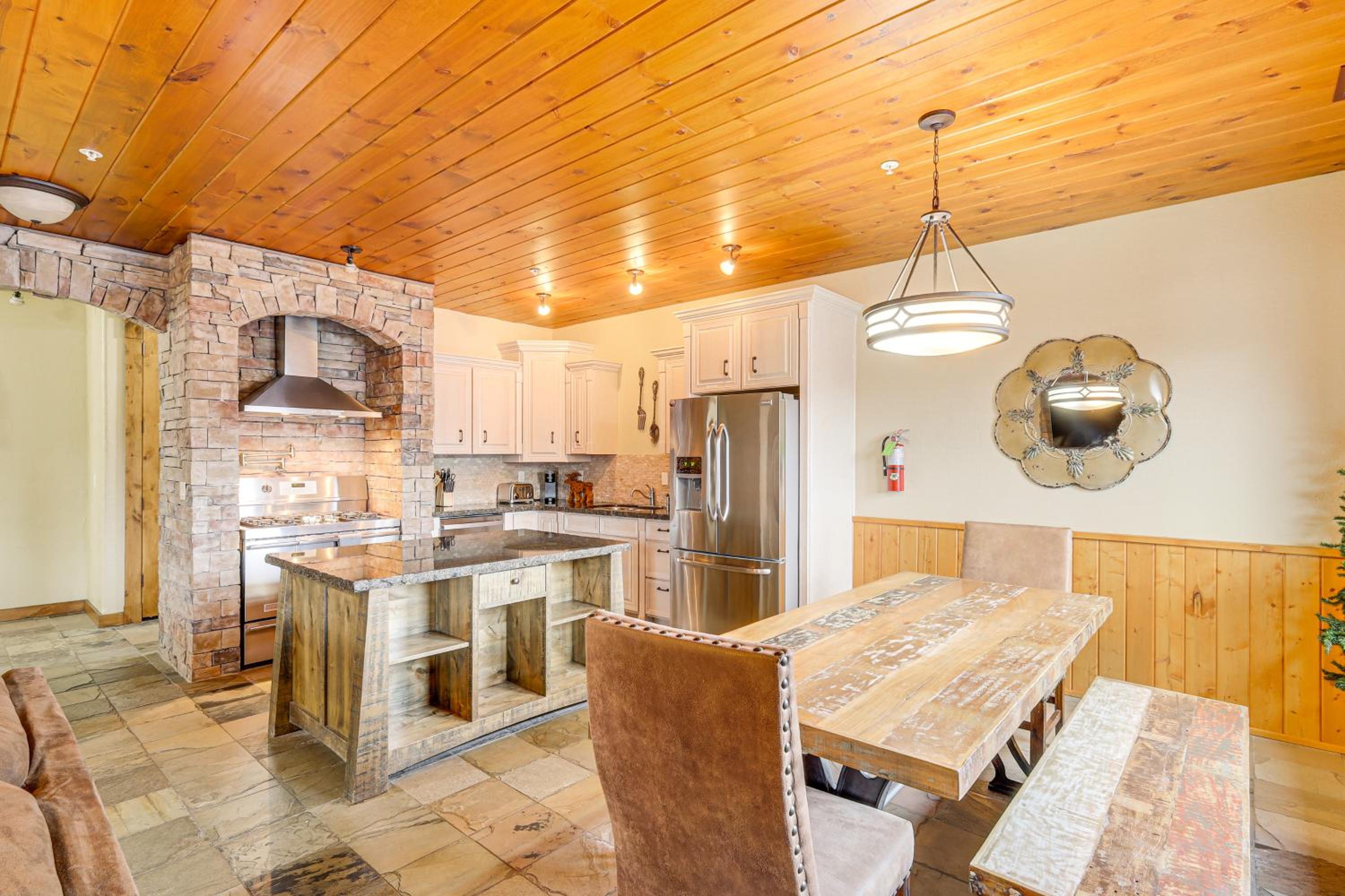 Walkable Condo in Dtwn McCall! Lake View and Balcony