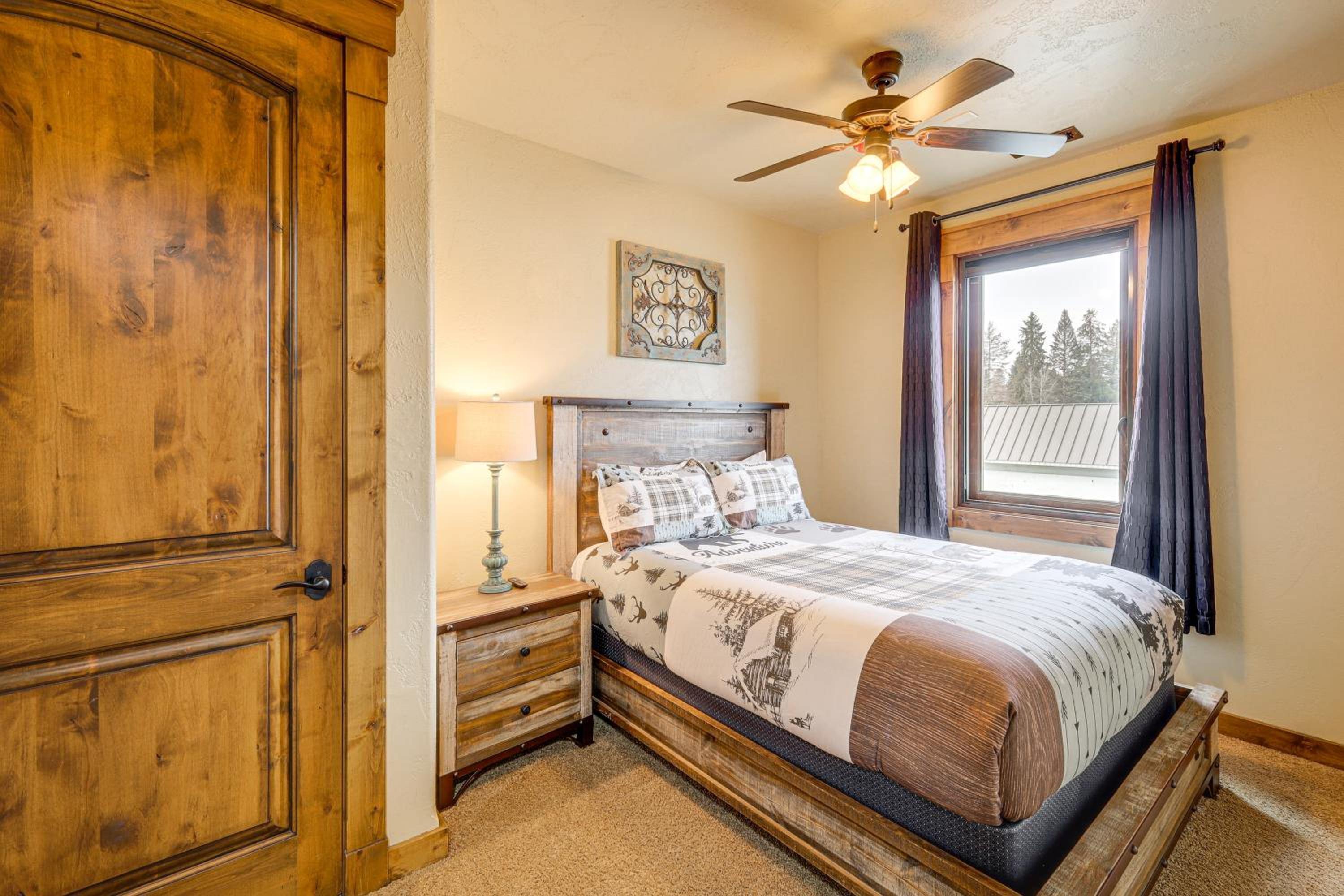 Walkable Condo in Dtwn McCall! Lake View and Balcony