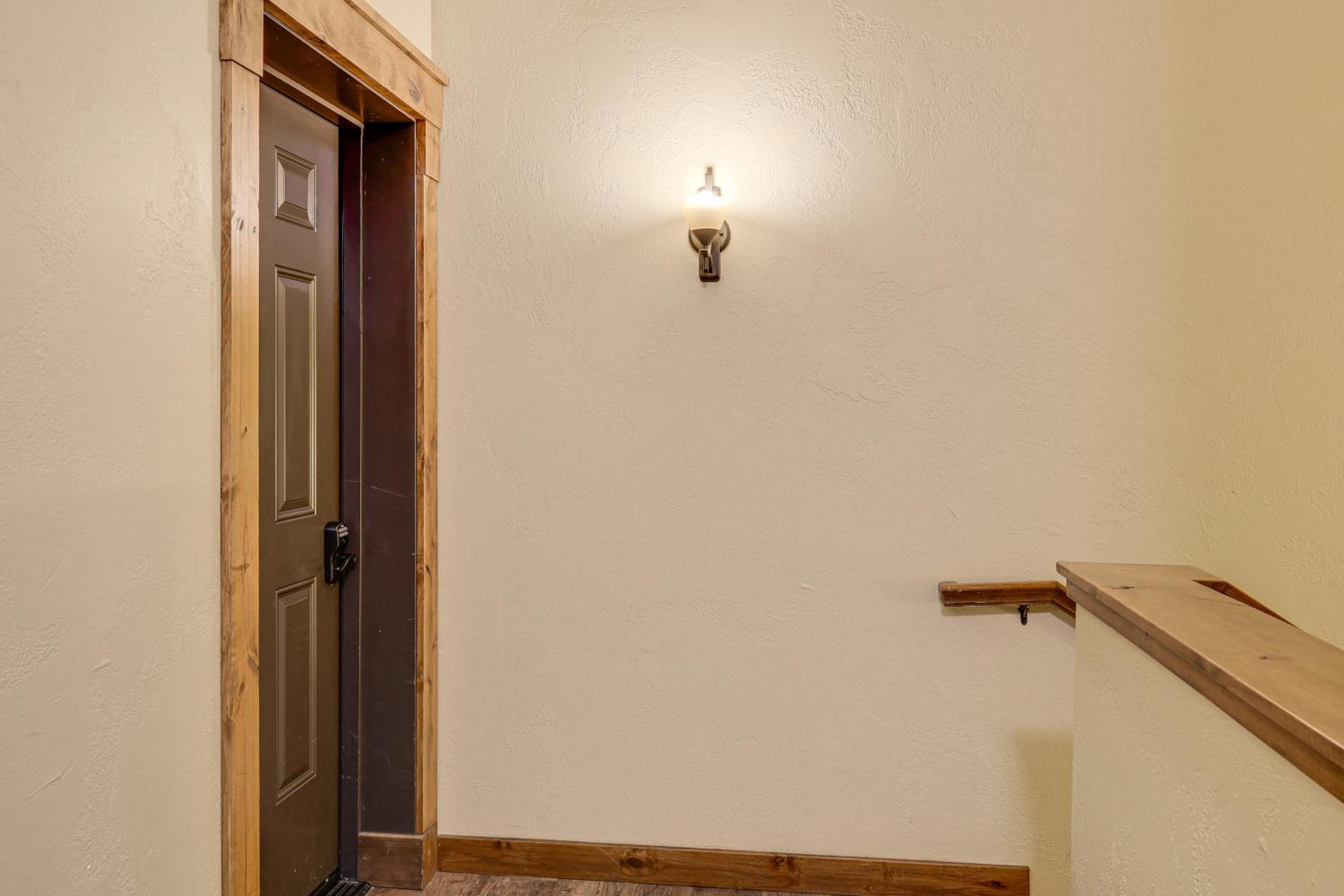 Walkable Condo in Dtwn McCall! Lake View and Balcony