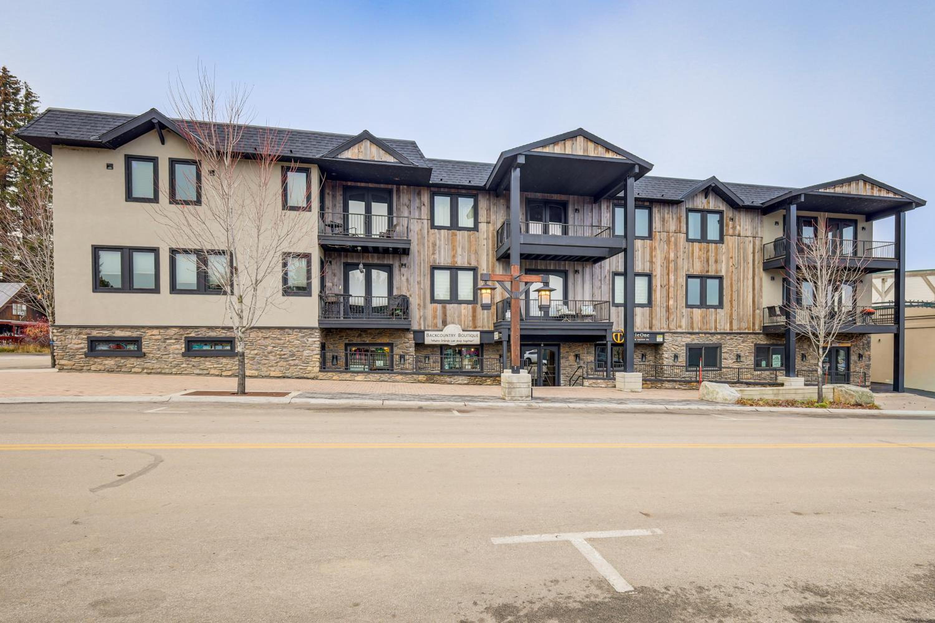 Walkable Condo in Dtwn McCall! Lake View and Balcony