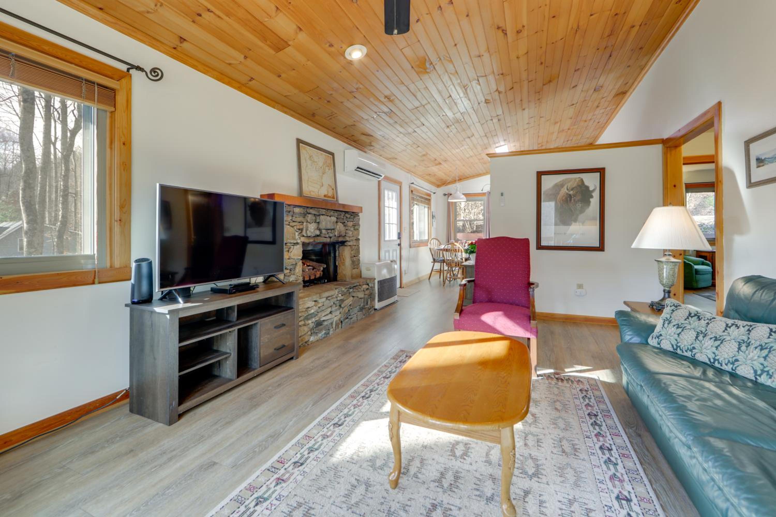 Dog-Friendly Cabin 6 Mi to Cataloochee Skiing!