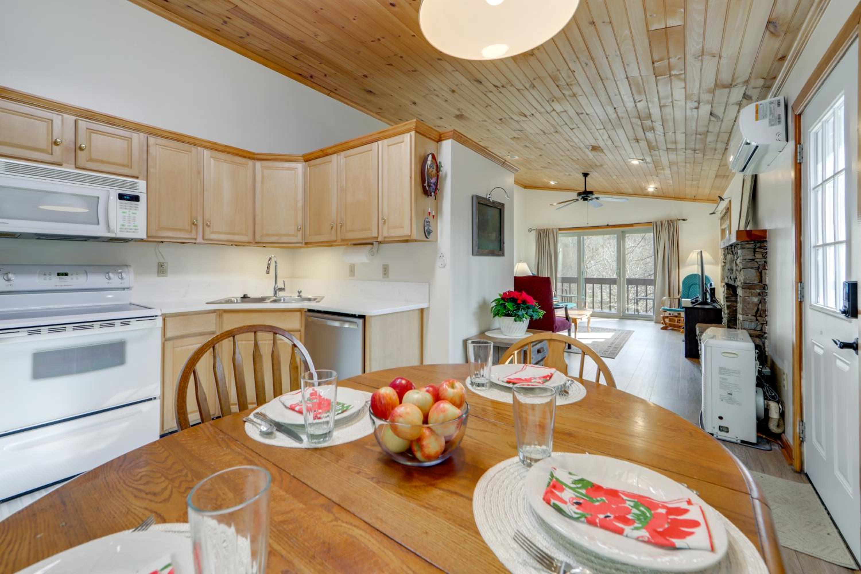 Dog-Friendly Cabin 6 Mi to Cataloochee Skiing!